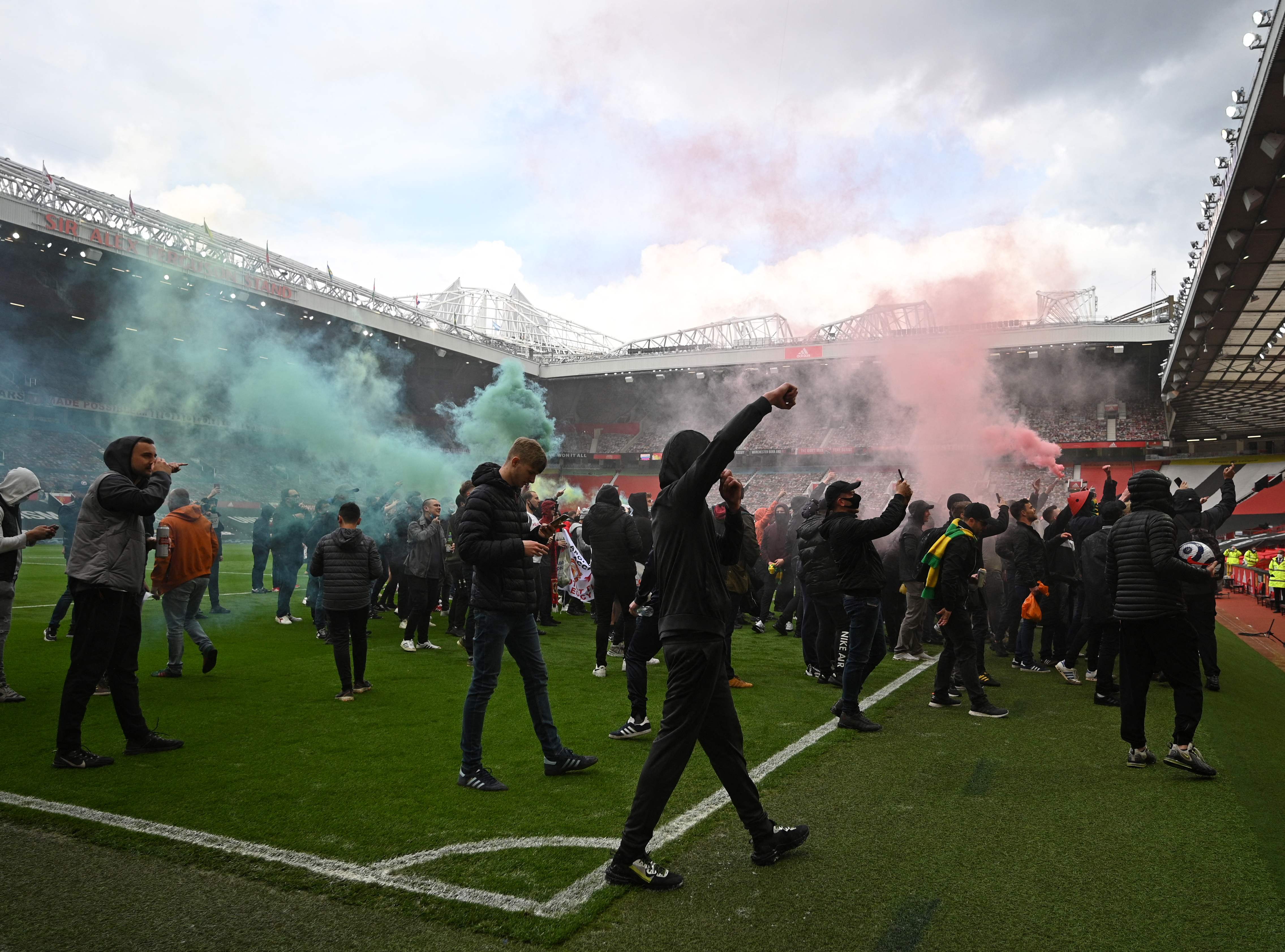 Aficionados del Manchester United manifiestan en Old Trafford. (Foto Prensa Libre: AFP)