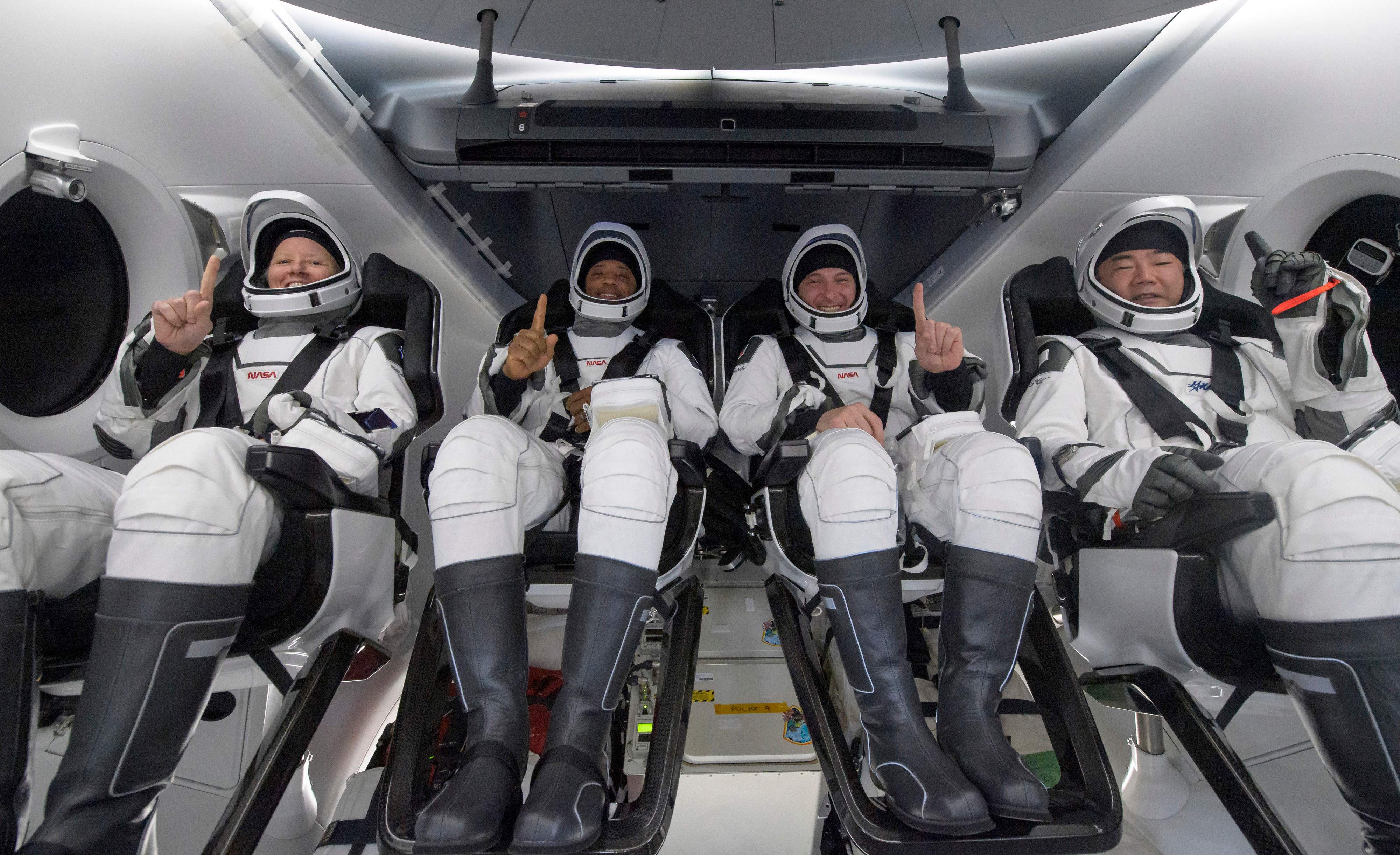 Concluye primer viaje comercial tripulado de la NASA tras retorno de cápsula