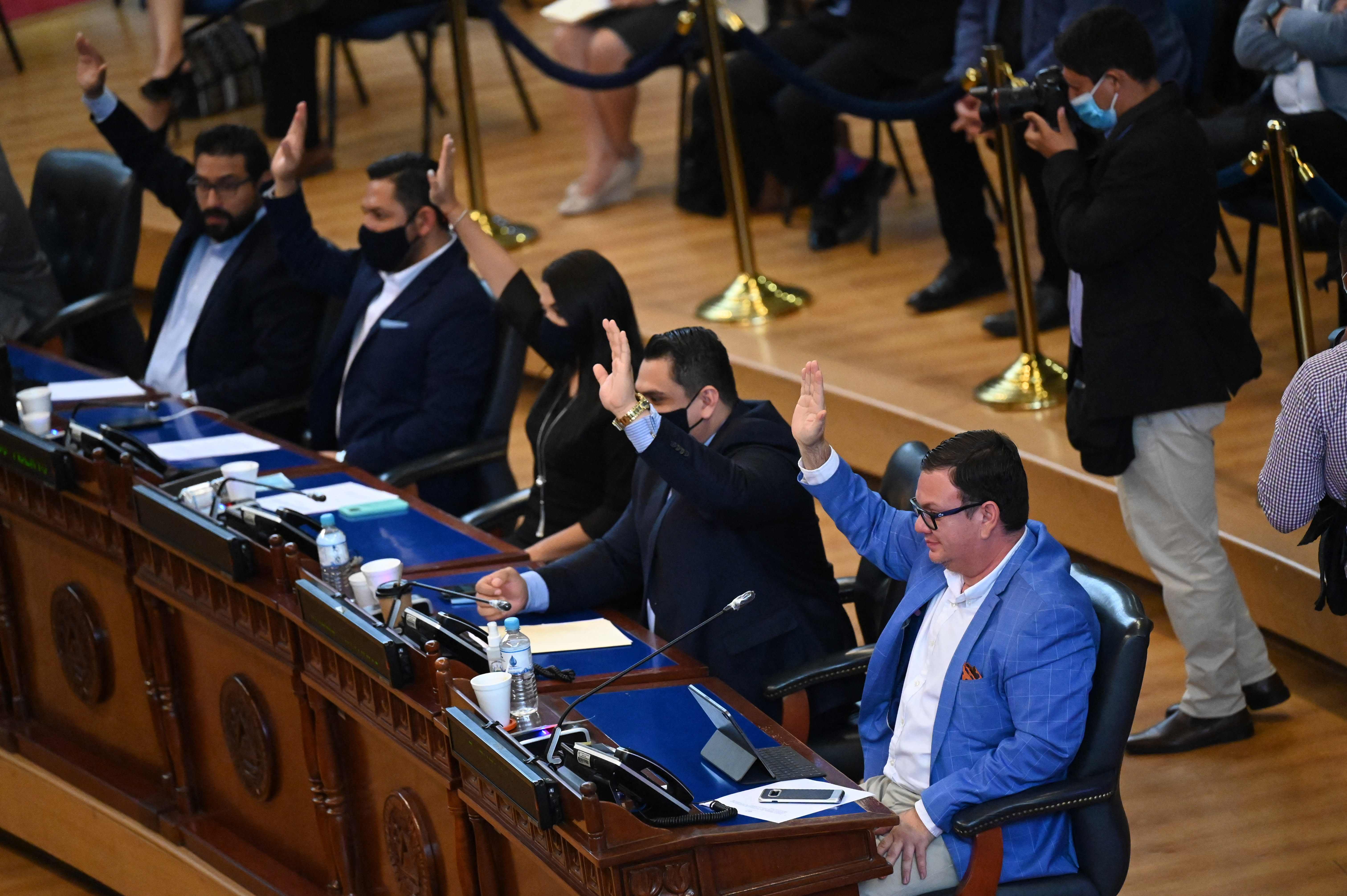 Legislators vote during the second plenary session of the Salvadoran Legislative Assembly, which majority belongs to the New Ideas ruling party, in San Salvador, on May 5, 2021. - The Slvadoran Congress reformed Wednesday a law that exempted newspapers, most of them critical of the government, from some taxess. UN Secretary-General Antonio Guterres on Monday had urged El Salvador to respect the separation of powers after its parliament, newly controlled by President Nayib Bukele's party, dismissed the attorney general and top judges deemed hostile to the populist leader. (Photo by MARVIN RECINOS / AFP)