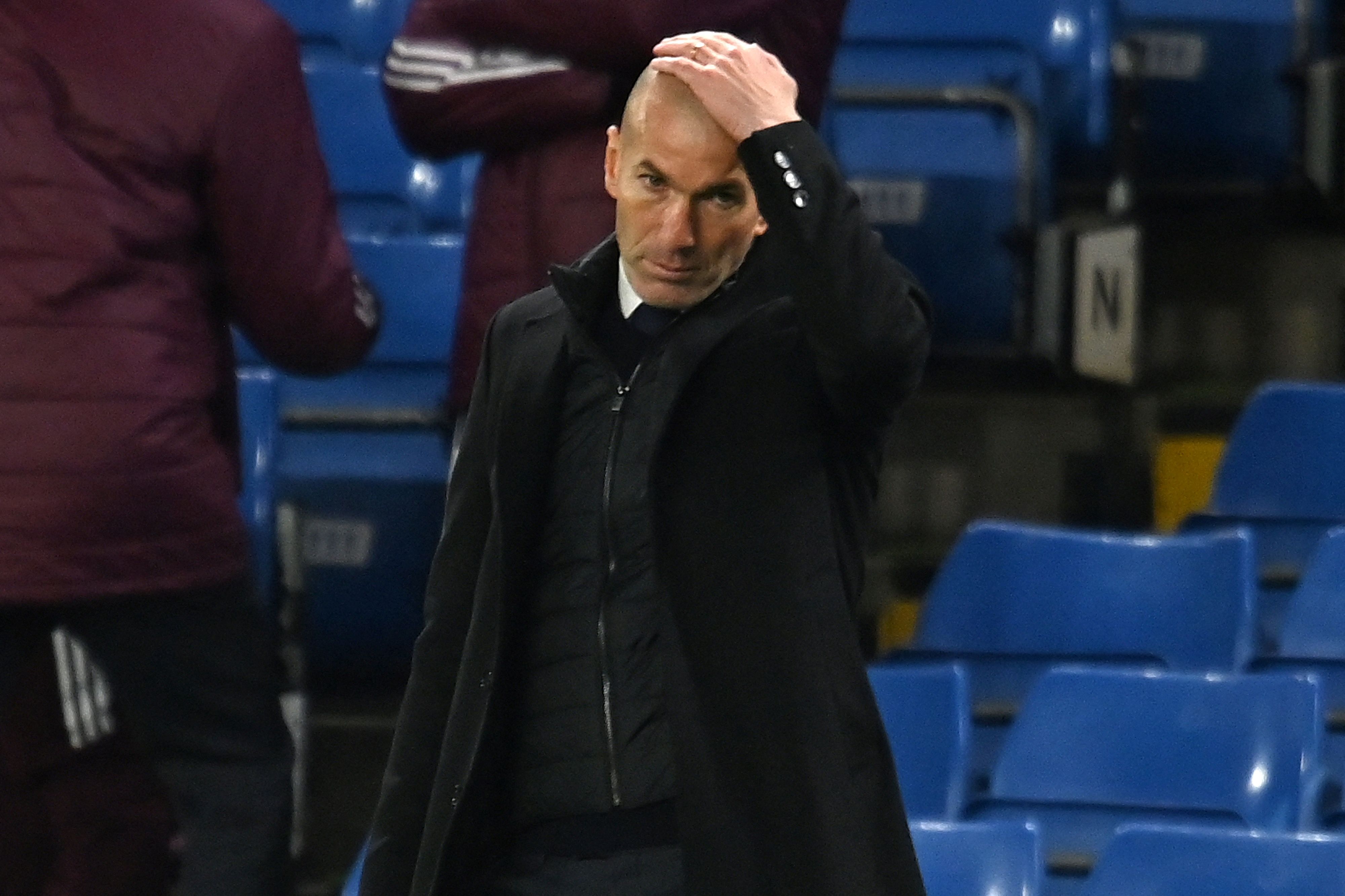 El técnico del Real Madrid, Zinedine Zidane, se lamente durante el partido contra el Chelsea. (Foto Prensa Libre: AFP)