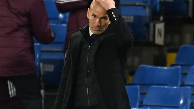 El técnico del Real Madrid, Zinedine Zidane, se lamente durante el partido contra el Chelsea. (Foto Prensa Libre: AFP)