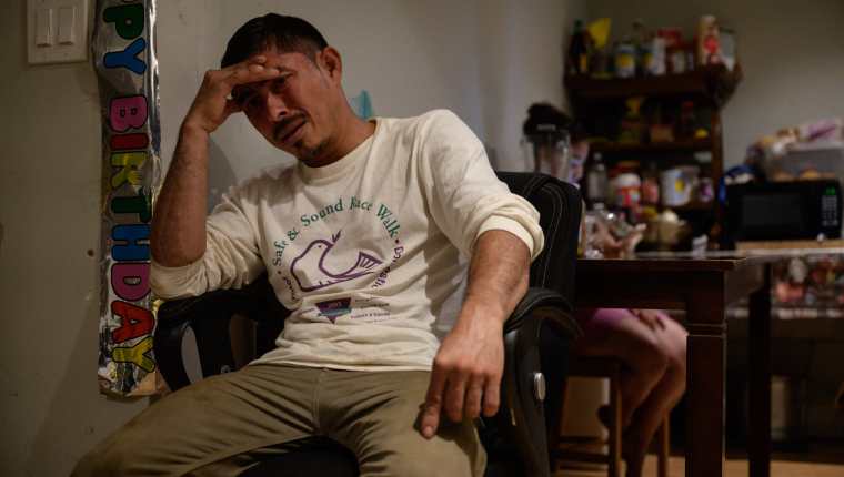 Valeriano, un indocumentado guatemalteco que entró ilegalemente a Estados Unidos a finales de marzo de 2021 cuenta su historia luego de más de un mes radicado en Hartford, Connecticut, junto con su hijo, pero lejos del resto de familia. (Foto Prensa Libre: AFP)