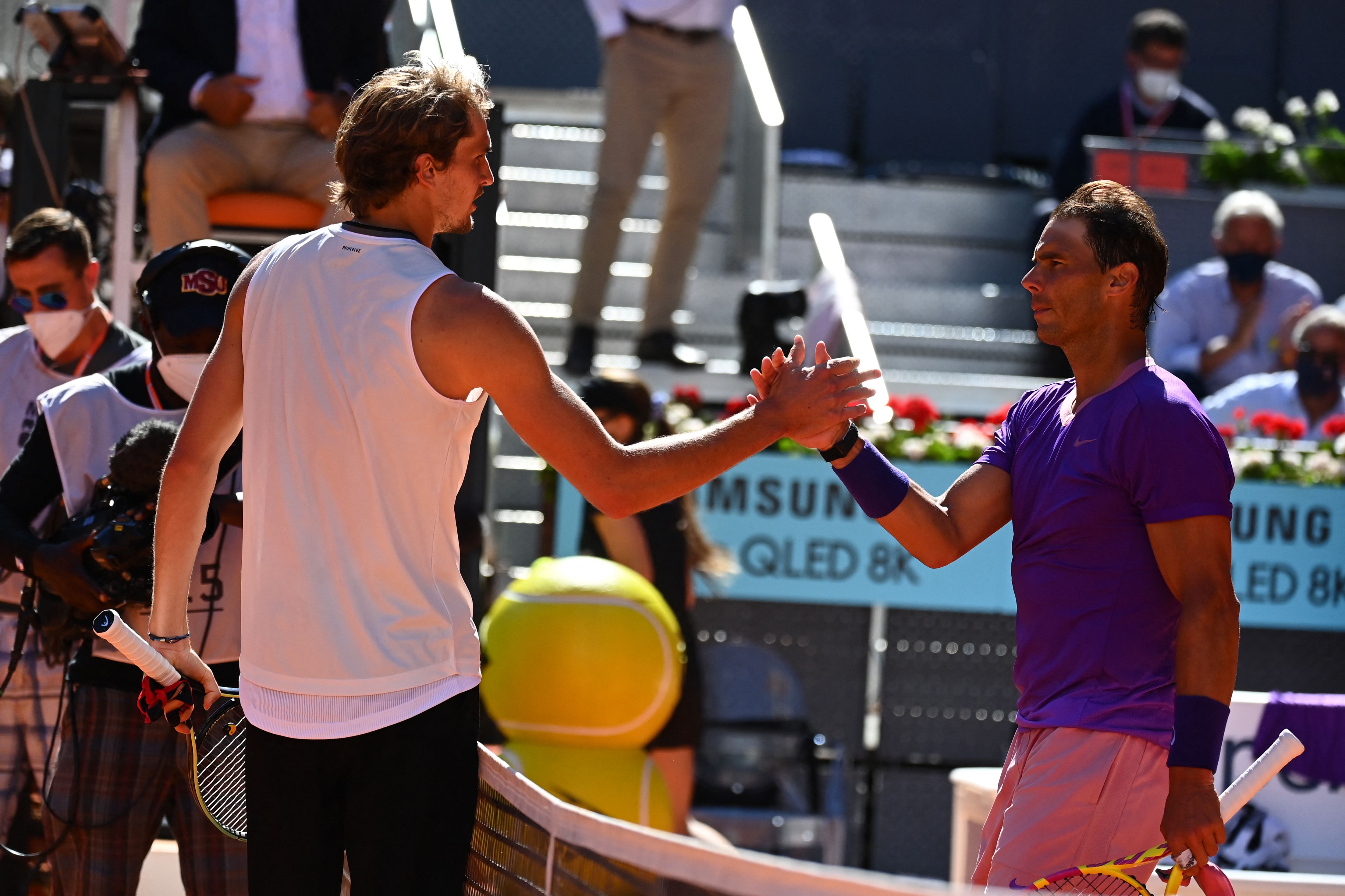 Alexander Zverev se da la mano con Rafael Nadal cuando terminó el juego. Foto Prensa Libre: AFP.