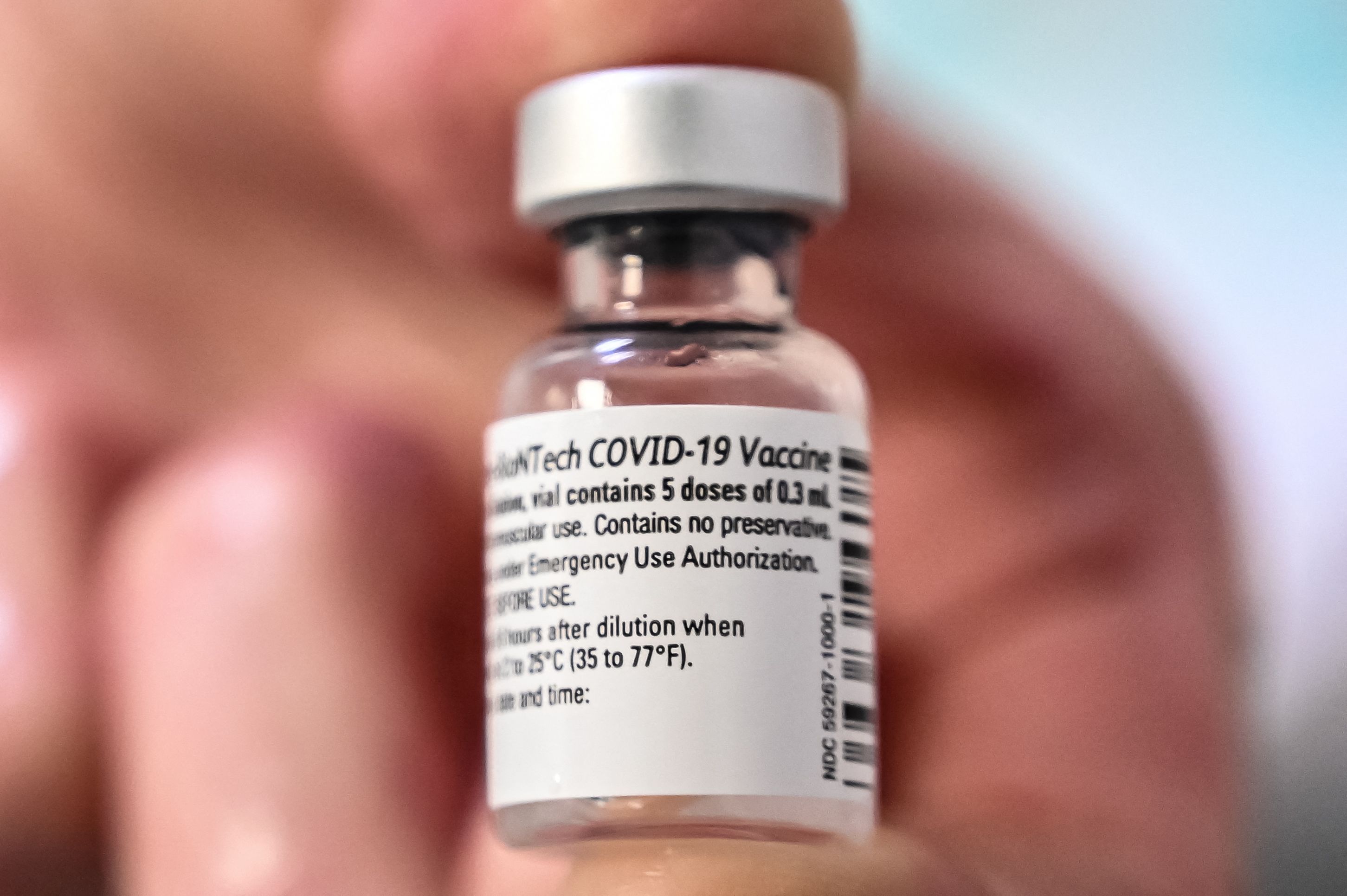 Una trabajadora de Salud en Italia recibió por error seis dosis de la vacuna contra el coronavirus. (Foto Prensa Libre: AFP)