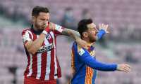 Atletico Madrid's Spanish midfielder Saul Niguez (L) vies for the ball with Barcelona's Argentinian forward Lionel Messi (C) during the Spanish league football match FC Barcelona against Club Atletico de Madrid at the Camp Nou stadium in Barcelona on May 8, 2021. (Photo by Josep LAGO / AFP)