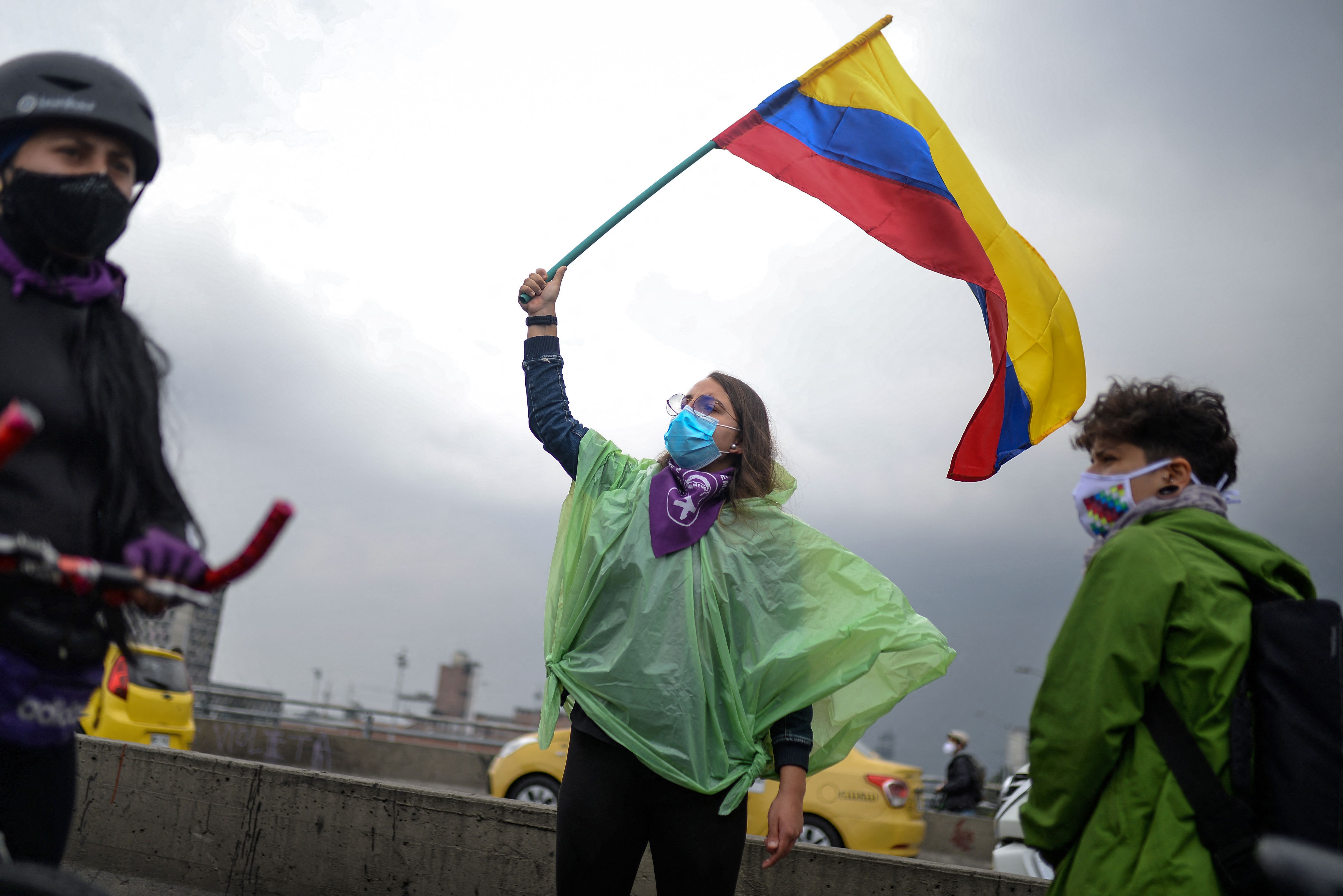 El gobierno de Iván Duque dio marcha atrás con las reformas tributarias que causaron una ola de manifestaciones que ya dejaron 26 muertos. (Foto Prensa Libre: AFP)
