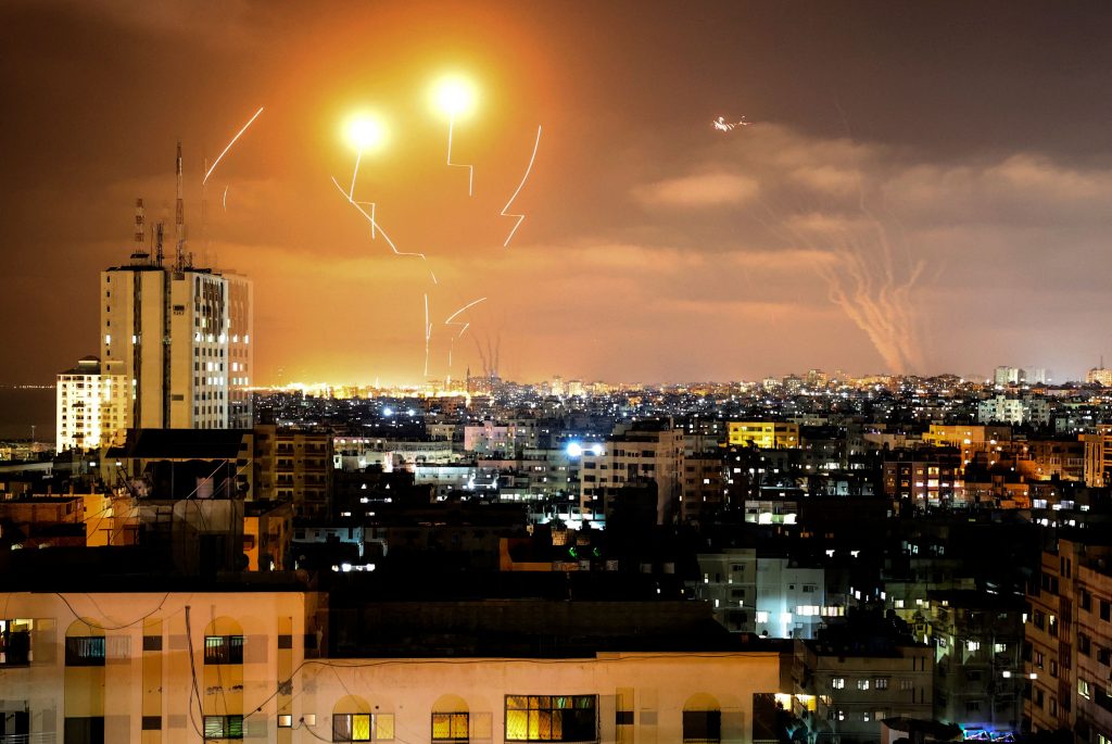 Cohetes disparados hacia Israel desde la ciudad de Gaza, controlada por el movimiento islamista palestino Hamás, son interceptados por el sistema antimisiles de Israel este lunes 10 de mayo. (Foto Prensa Libre: AFP)