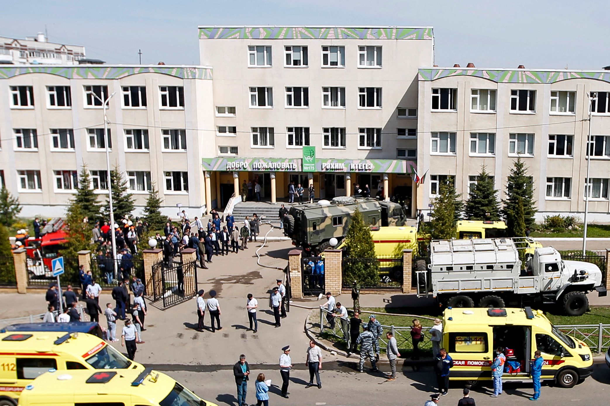 Fuerzas de seguridad y socorristas en la escena del ataque en la Escuela No. 175 en Kazán, la capital de Tatarstán. (Foto Prensa Libre: AFP)