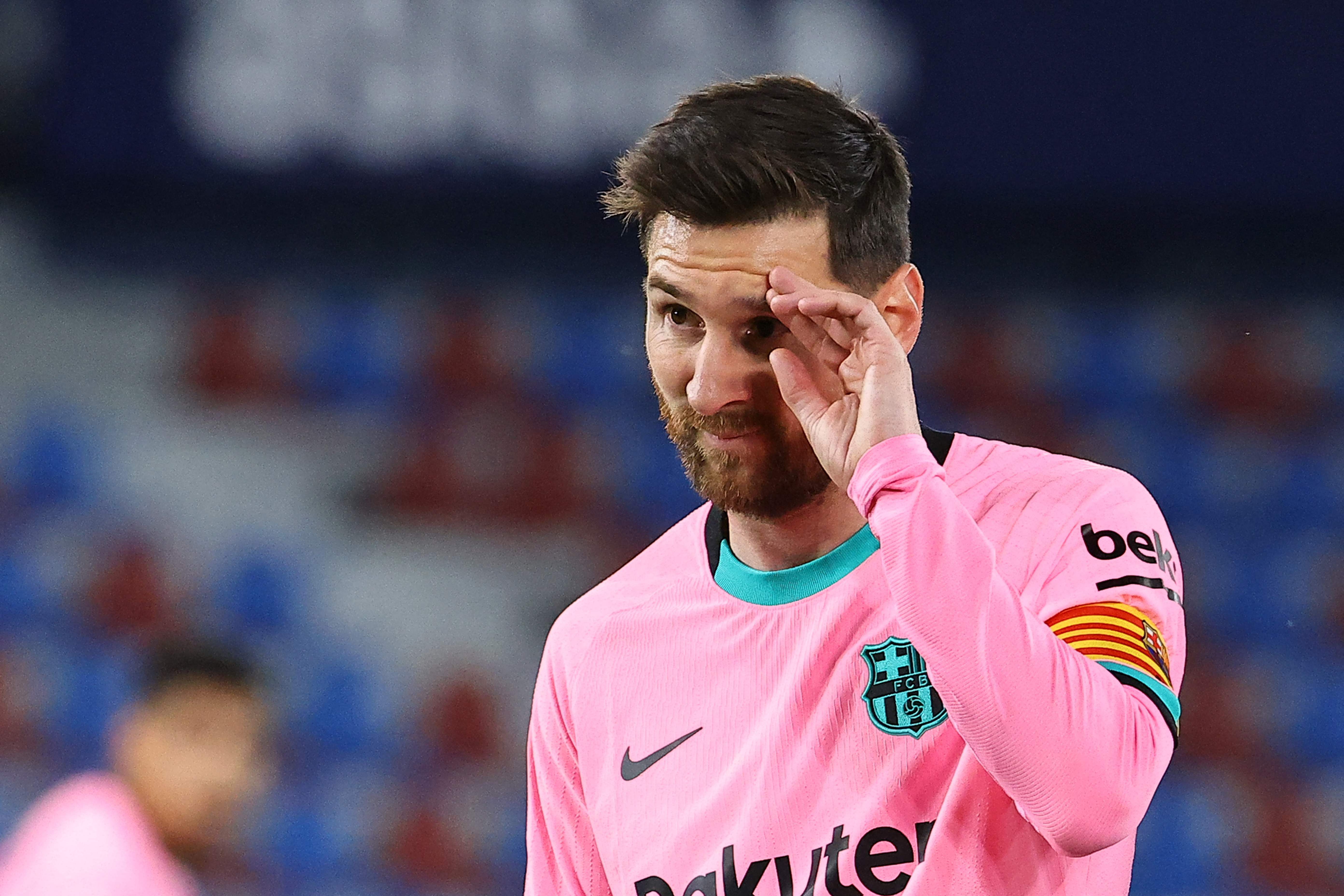 El delantero argentino del Barcelona, Lionel Messi se lamenta tras uno de los empates del Levante. Foto Prensa Libre: AFP.