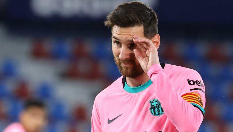El delantero argentino del Barcelona, Lionel Messi se lamenta tras uno de los empates del Levante. Foto Prensa Libre: AFP.