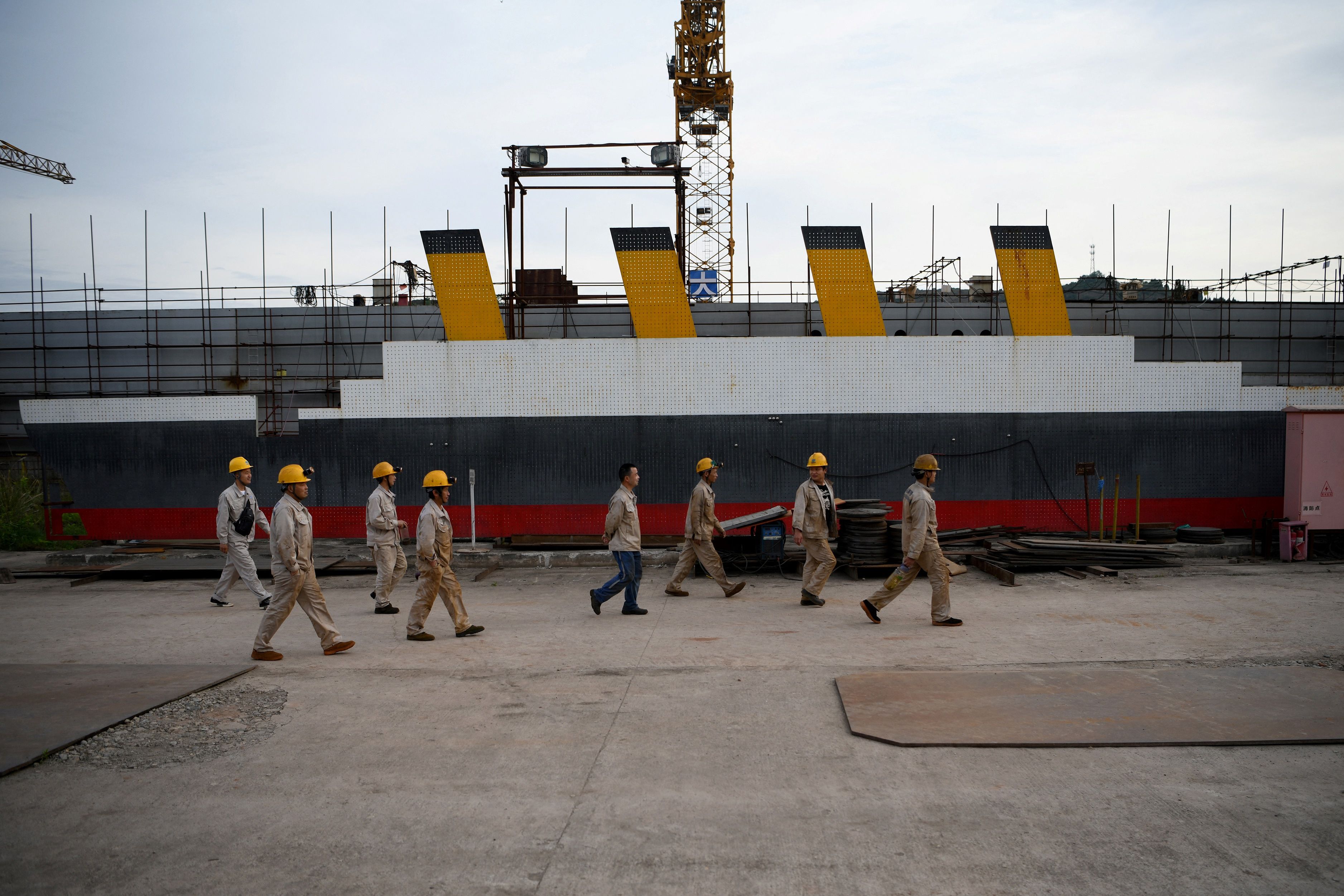 Foto tomada el 27 de abril de 2021 muestra a trabajadores llegando al lugar donde se encuentra la réplica del barco Titanic, aún en construcción, en el condado de Daying, en la provincia suroccidental china de Sichuan. (Foto Prensa Libre: AFP)