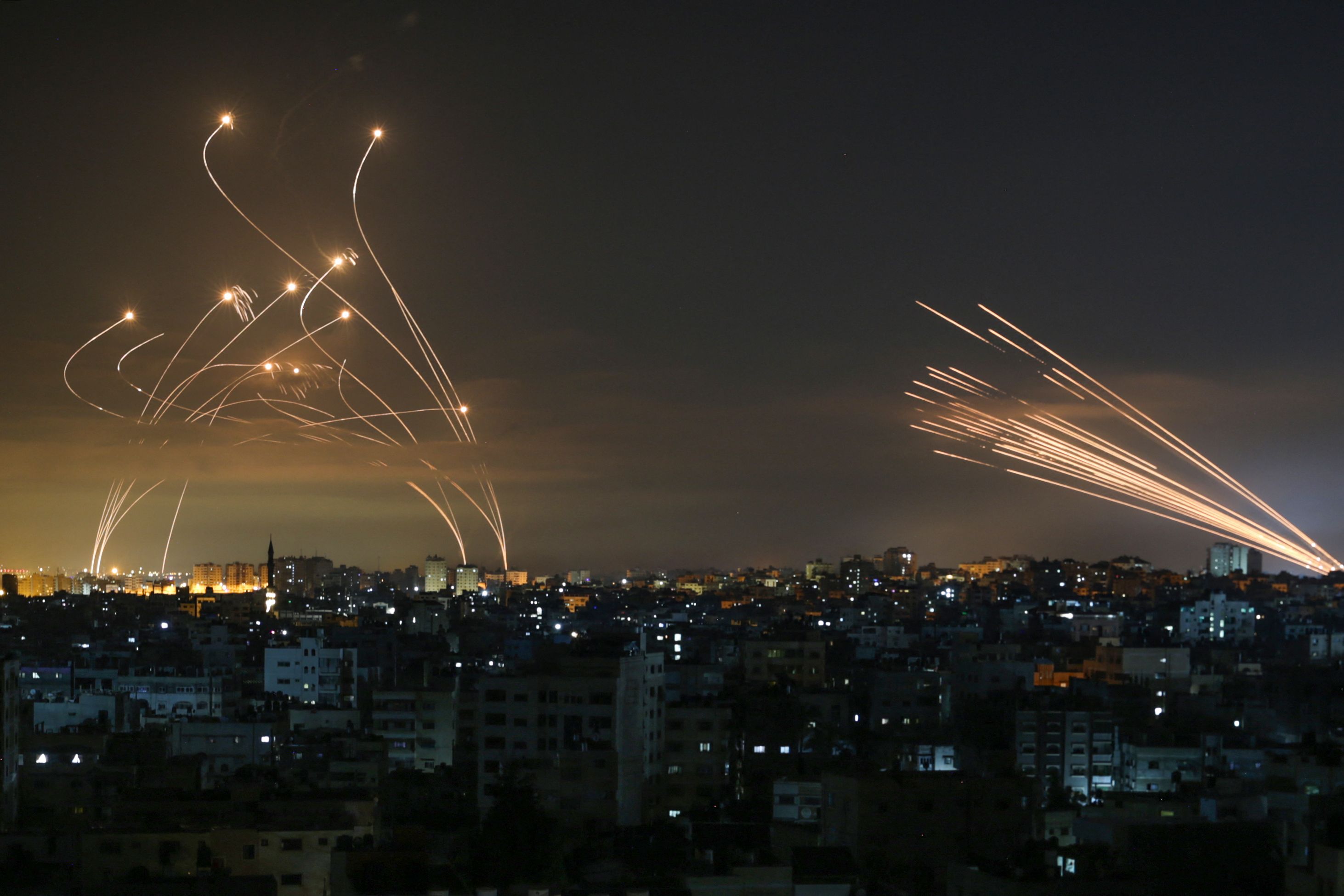 Cohetes iluminan la noche de este jueves en la franja de Gaza. (Foto Prensa Libre: AFP)