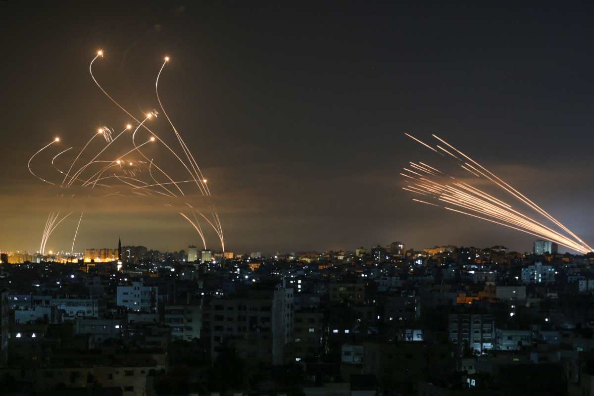Por tierra y aire: las impresionantes imágenes de los bombardeos en Israel que ya dejan más de 100 muertos (incluidos niños)