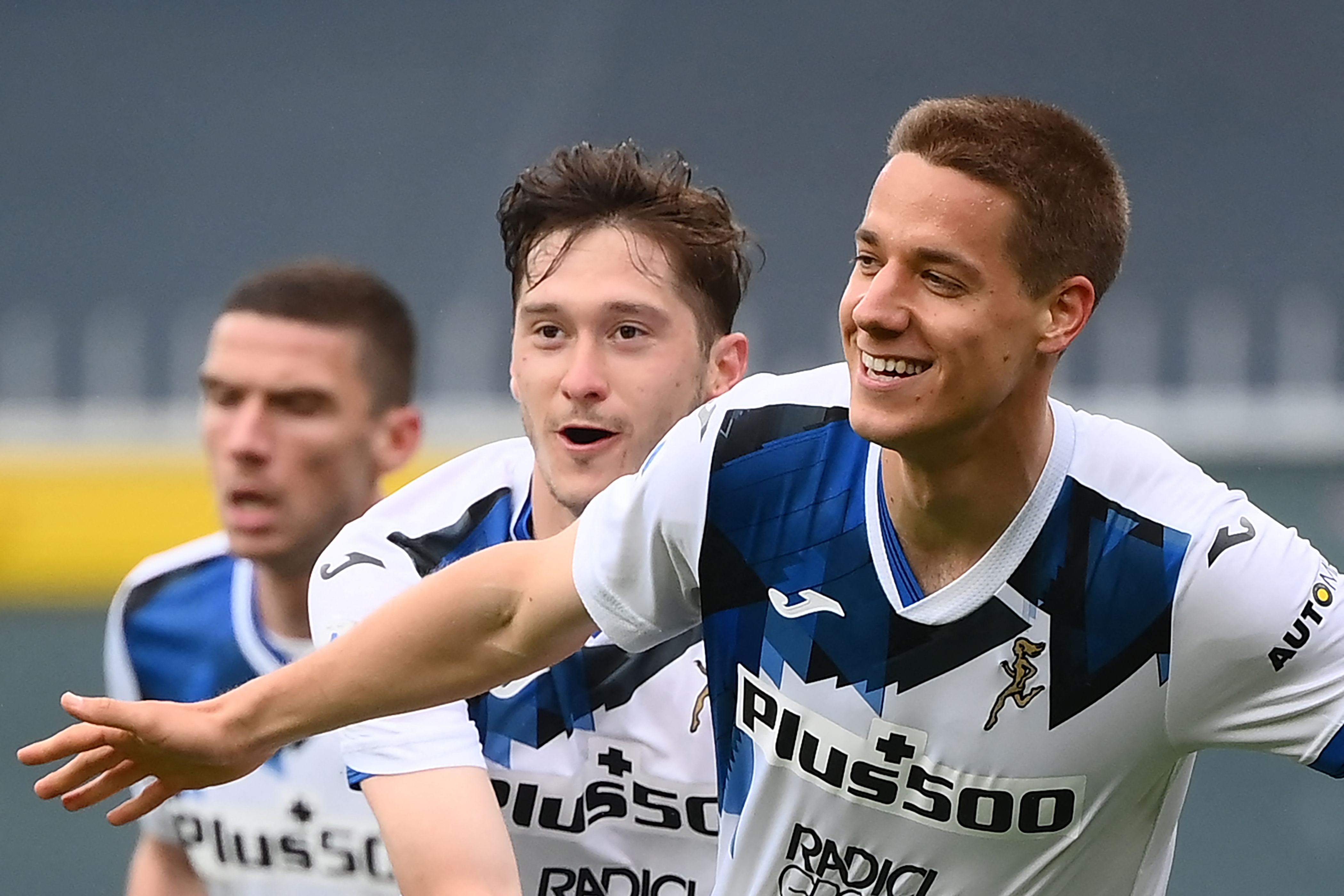 Mario Pasalic festeja el cuarto gol del Atalanta en el triunfo contra el Genova. (Foto Prensa Libre: AFP).