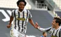 Juventus' Colombian midfielder Juan Cuadrado (L) celebrates after scoring during the Italian Serie A football match Juventus vs Inter on May 15, 2021 at the Juventus stadium in Turin. (Photo by Isabella BONOTTO / AFP)