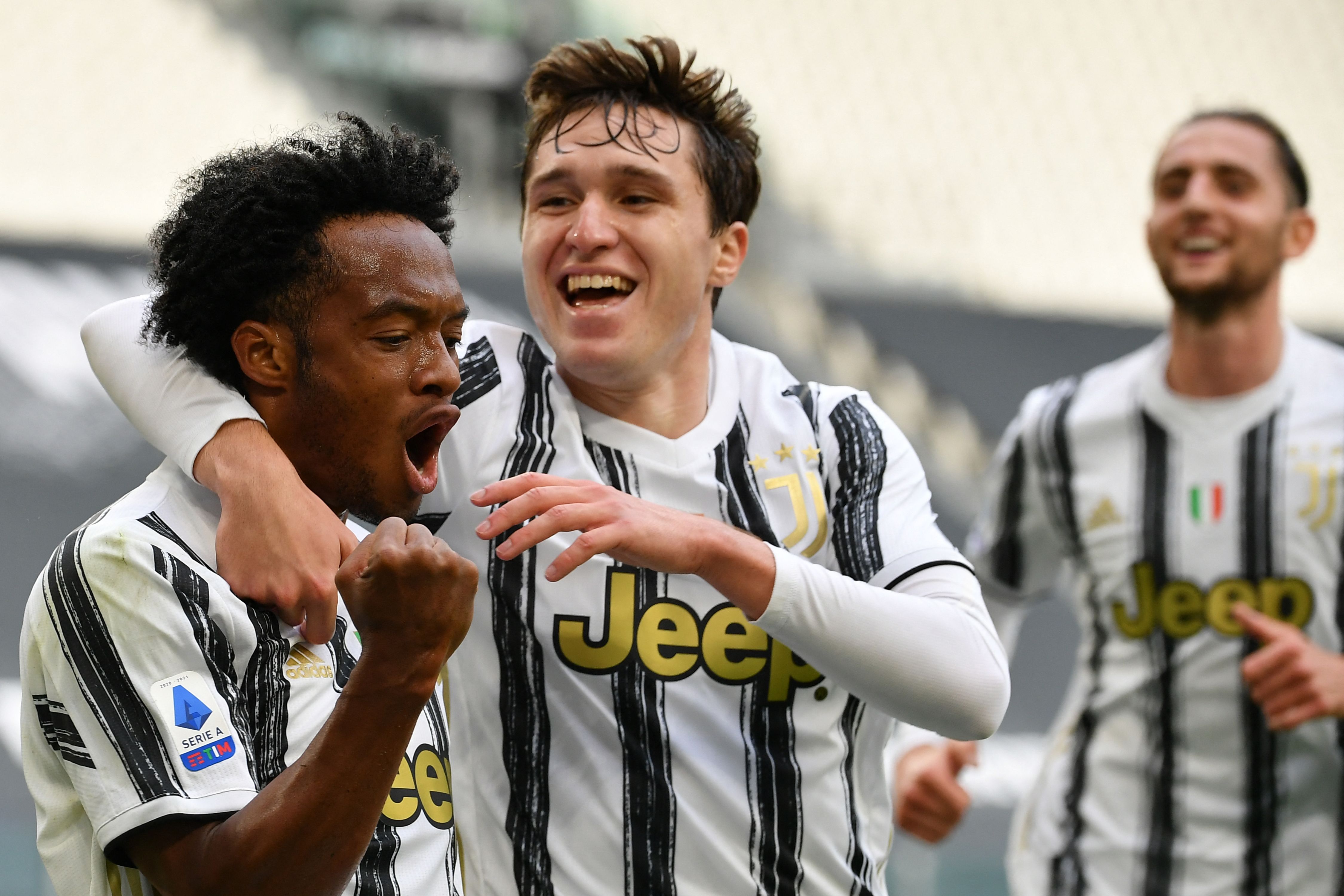 Juan Cuadrado celebra el tercer gol de la Juventus frente al Inter de Milán. (Foto Prensa Libre: AFP.