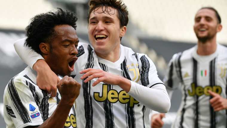 Juan Cuadrado celebra el tercer gol de la Juventus frente al Inter de Milán. (Foto Prensa Libre: AFP.