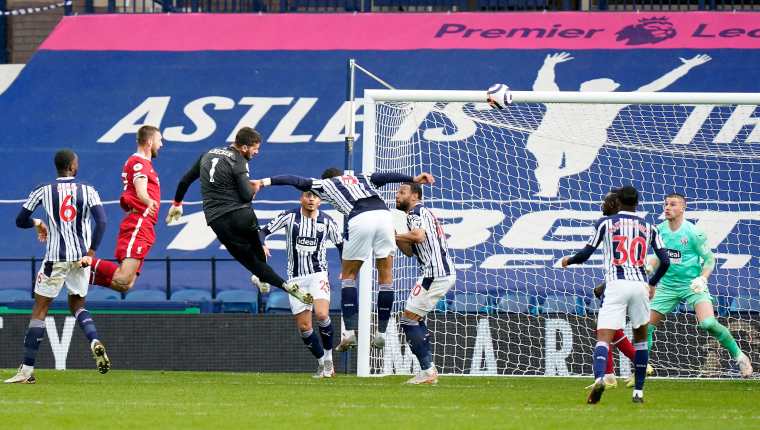 Alisson Becker en el momento que anota el gol del triunfo del Liverpool y que lo tiene en la zona de Champions. (Foto Prensa Libre: AFP).