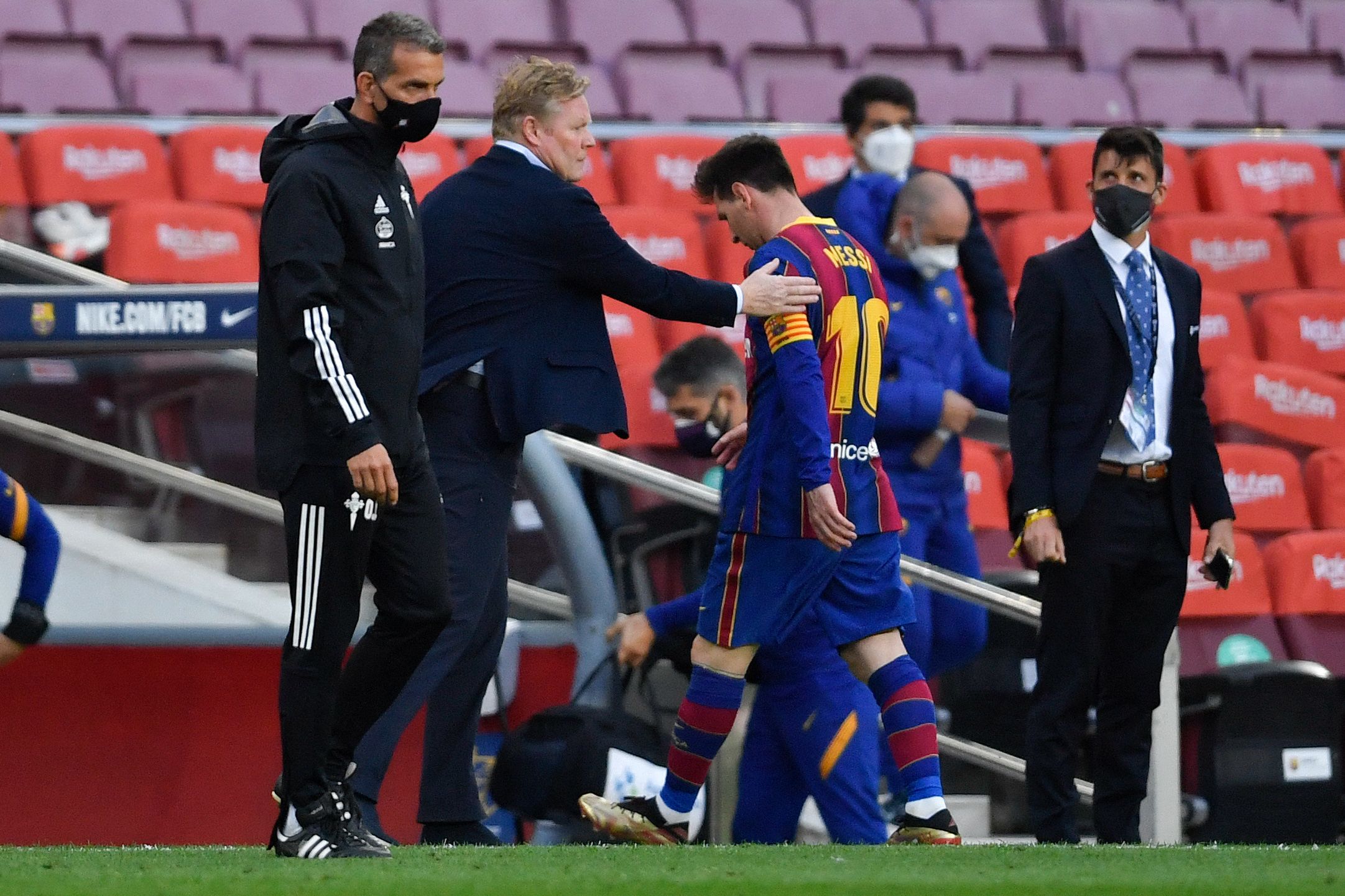 Ronald Koeman consuela a Lionel Messi en la derrota del Barcelona frente al Celta de Vigo, en la penúltima fecha de la Liga. (Foto Prensa libre: AFP).