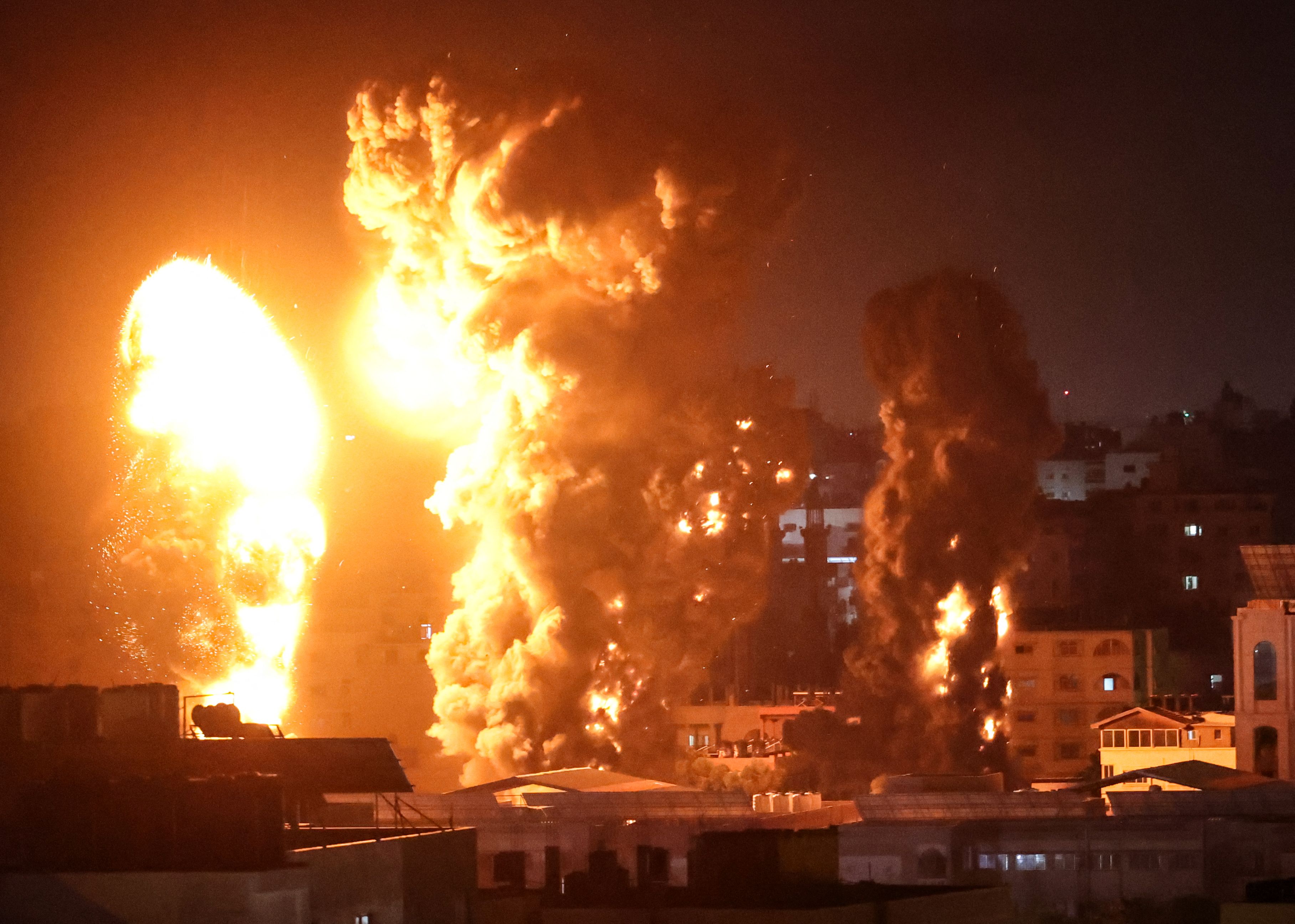 Fuego y humo resultado del bombardeo israelí sobre Gaza. (Foto: AFP)