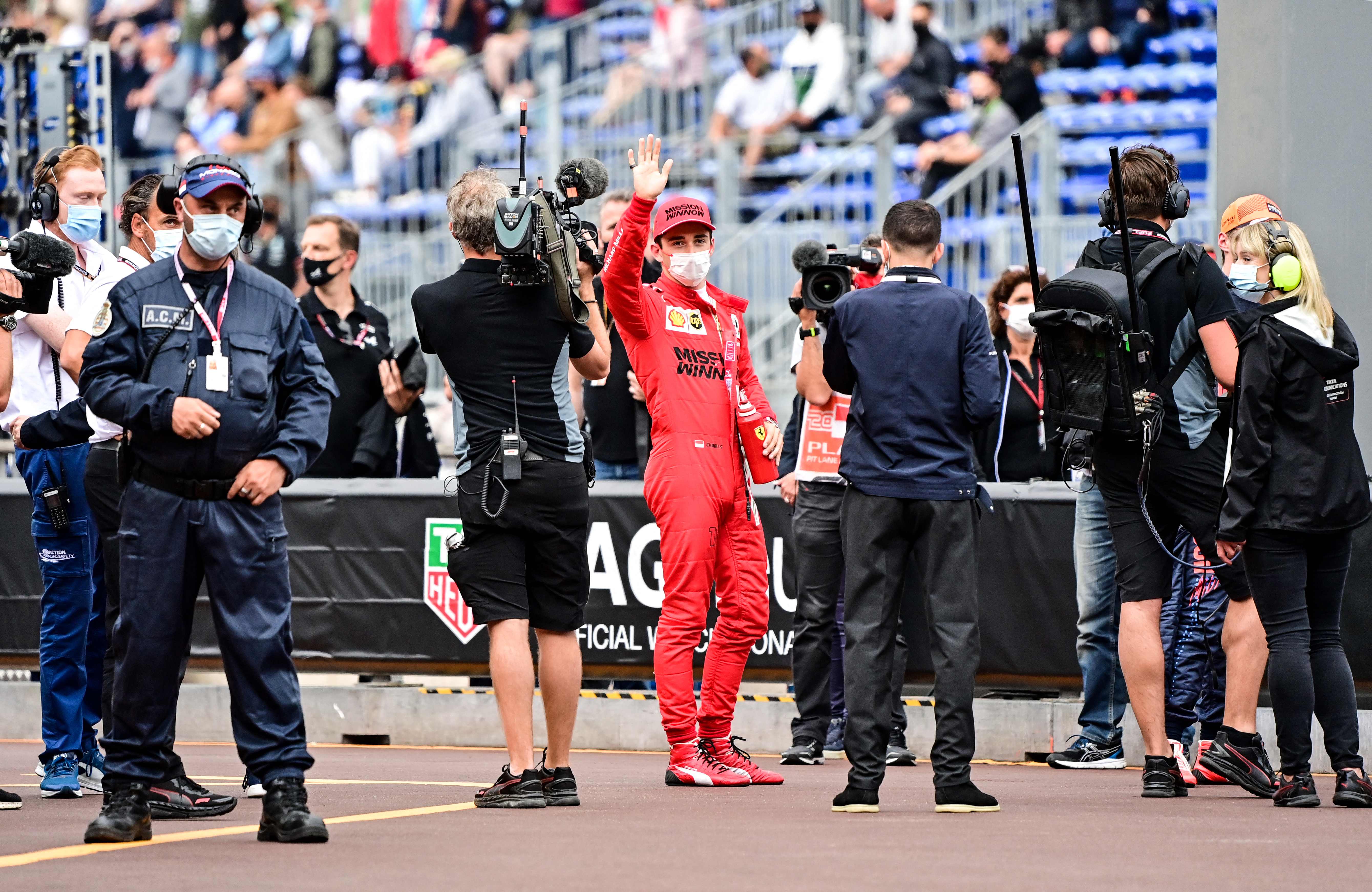 Charles Leclerc saluda después de ganar la clasificación del Gran Premio de Mónaco. (Foto Prensa Libre: AFP).