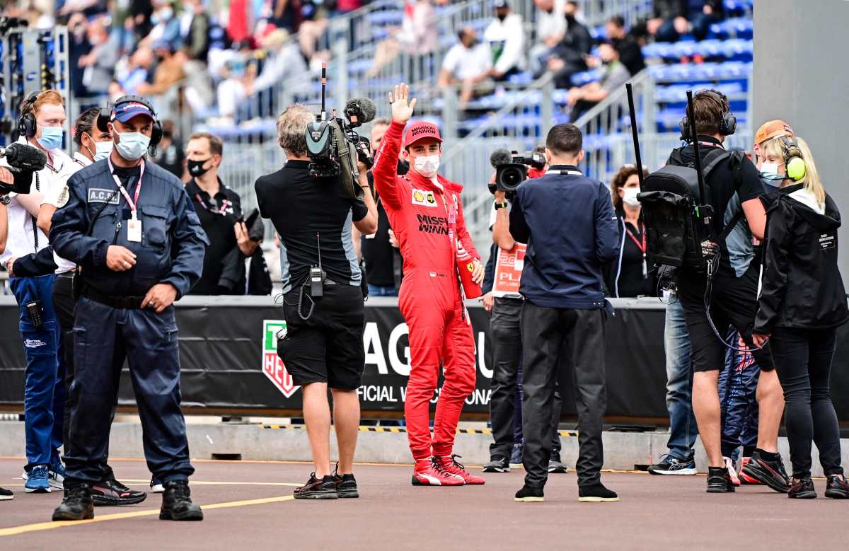 Leclerc logra pole position en Mónaco pese a pequeño accidente al final
