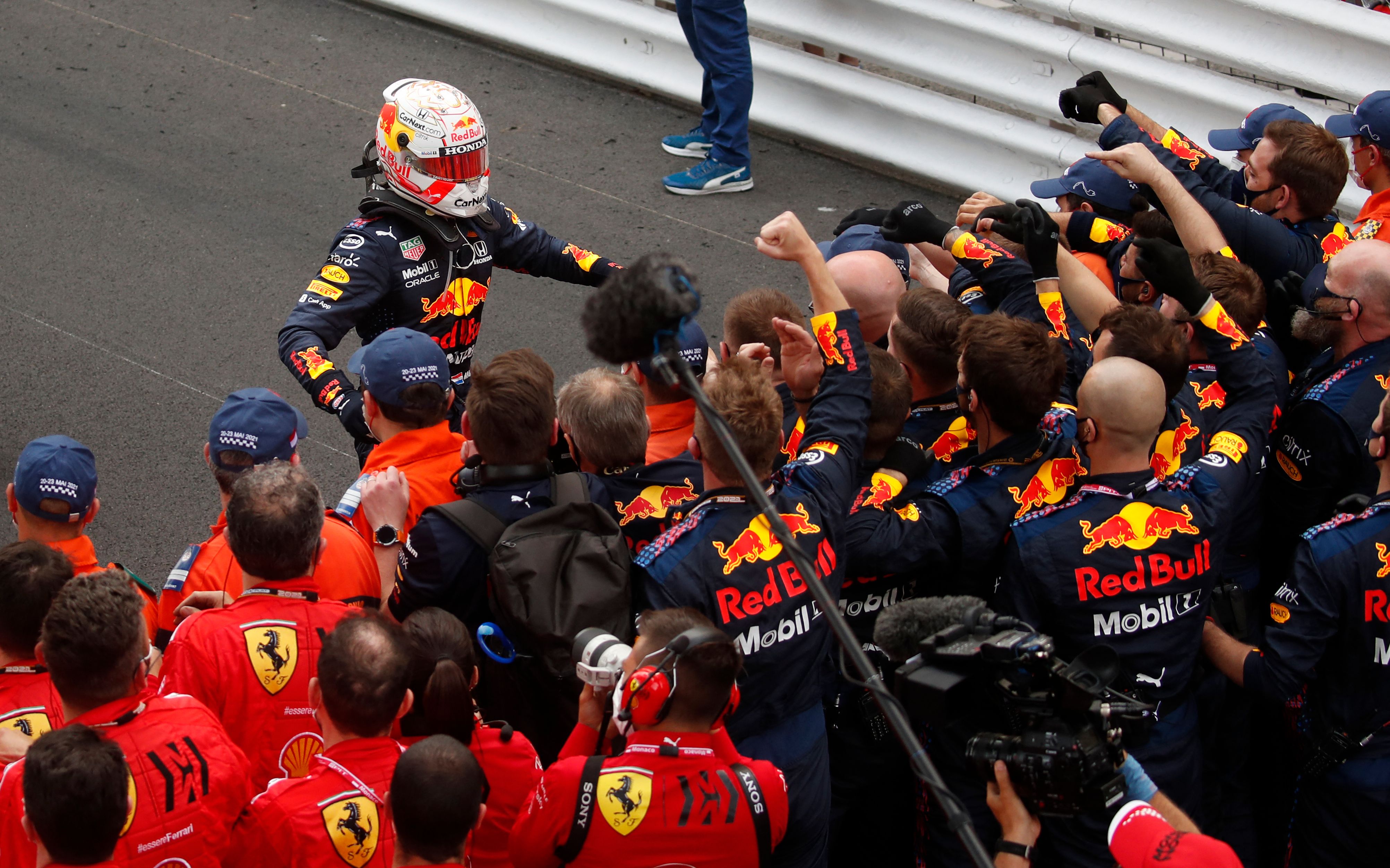 Max Verstappen celebra con su equipo  después de ganar el Gran Premio de Mónaco. (Foto Prensa Libre: AFP)