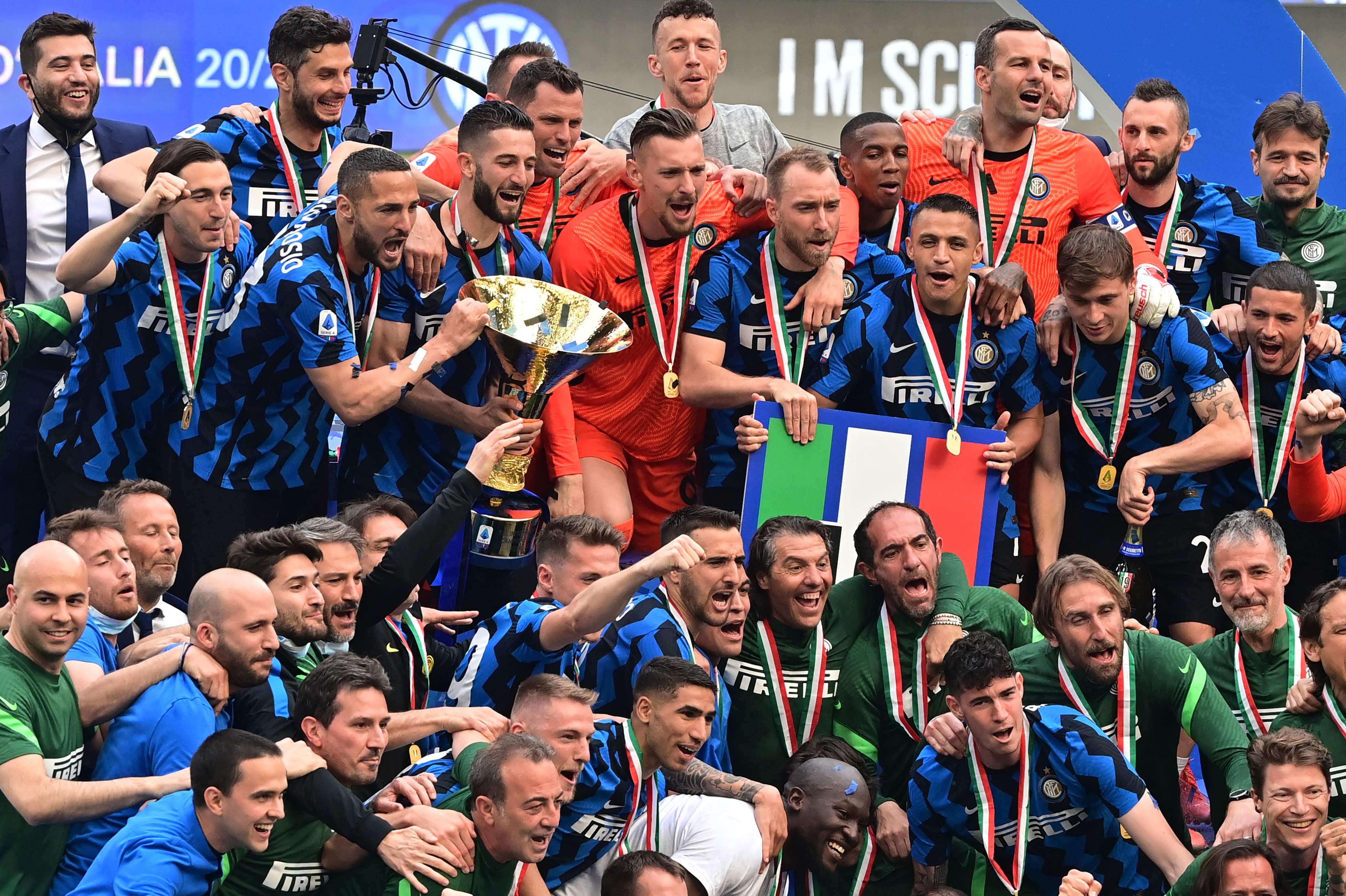 Inter Milan celebró este domingo el título de campeón de la Serie A 2020-2021. (Foto Prensa Libre: AFP). 

