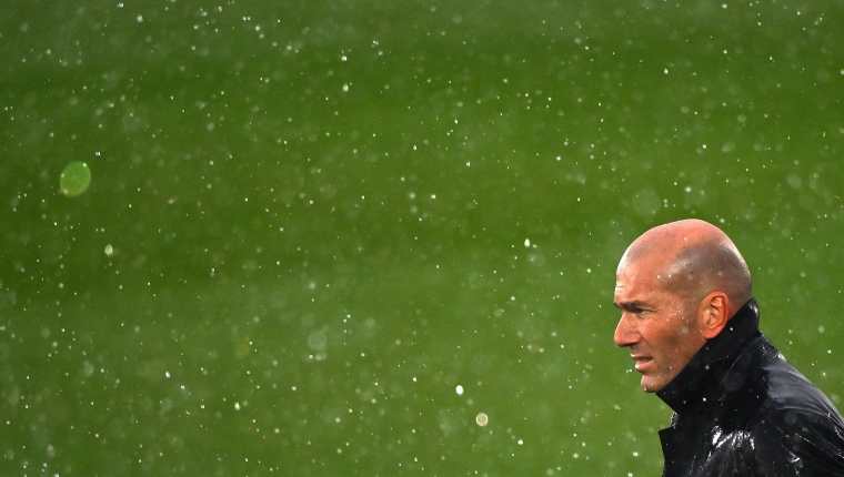 Zinedine Zidane deja en banquillo del Real Madrid en una segunda época en que no consiguió ningún título. Foto Prensa Libre: AFP.