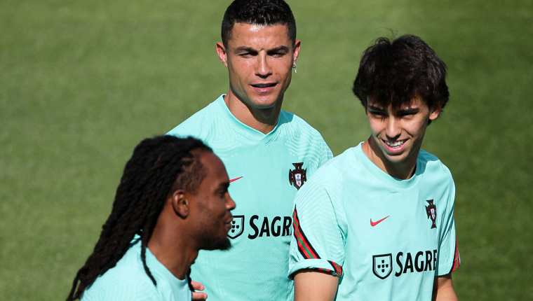 Renato Sanches (I), Cristiano Ronaldo (C) and Joao Felix en un entrenamiento en la "Cidade do Futebol" en Oeiras, Portugal. Se preparan para la Euro 2020. Foto Prensa Libre: AFP.