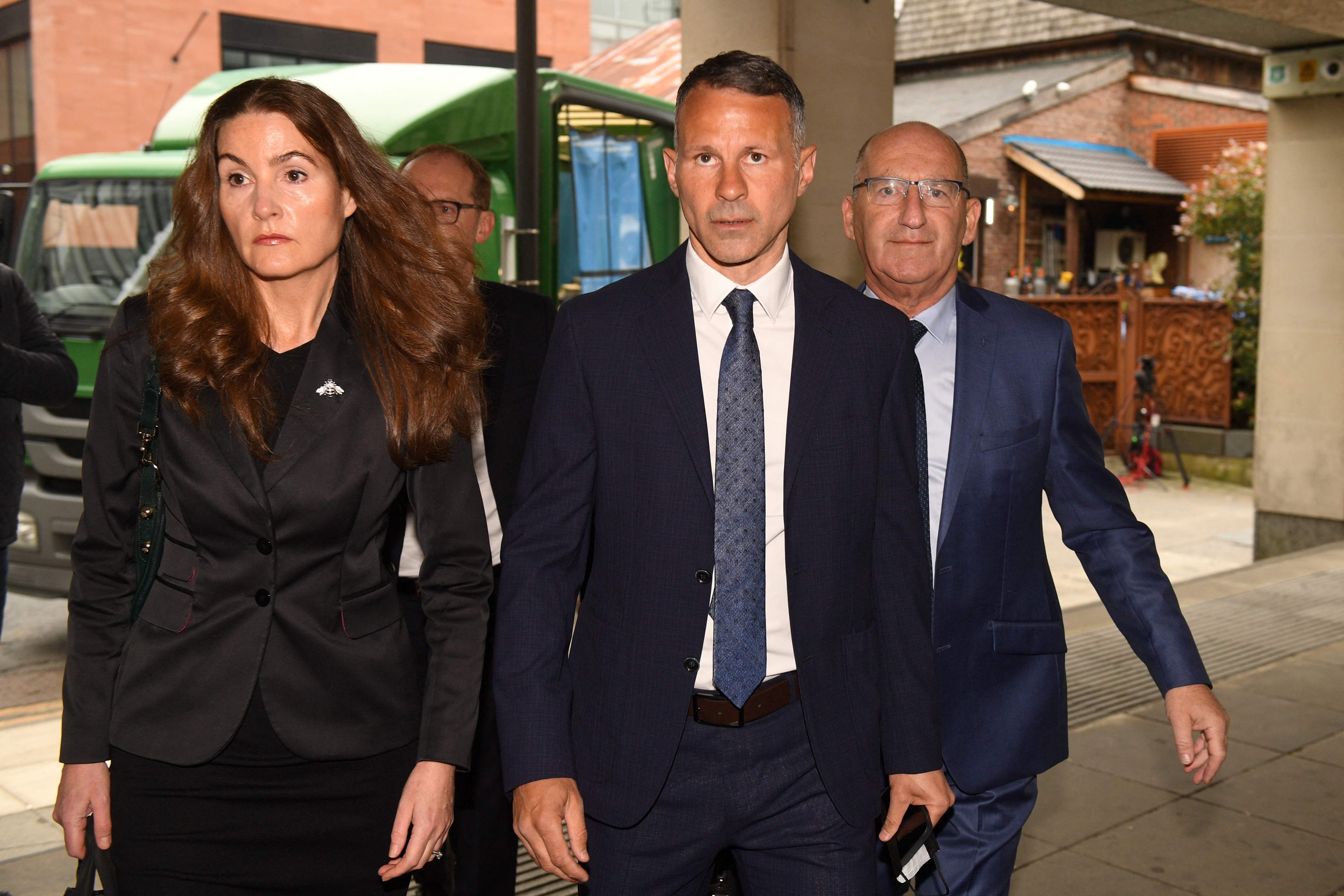 Ryan Giggs acude al comienzo de su juicio con su equipo legal. (Foto Prensa Libre: AFP)