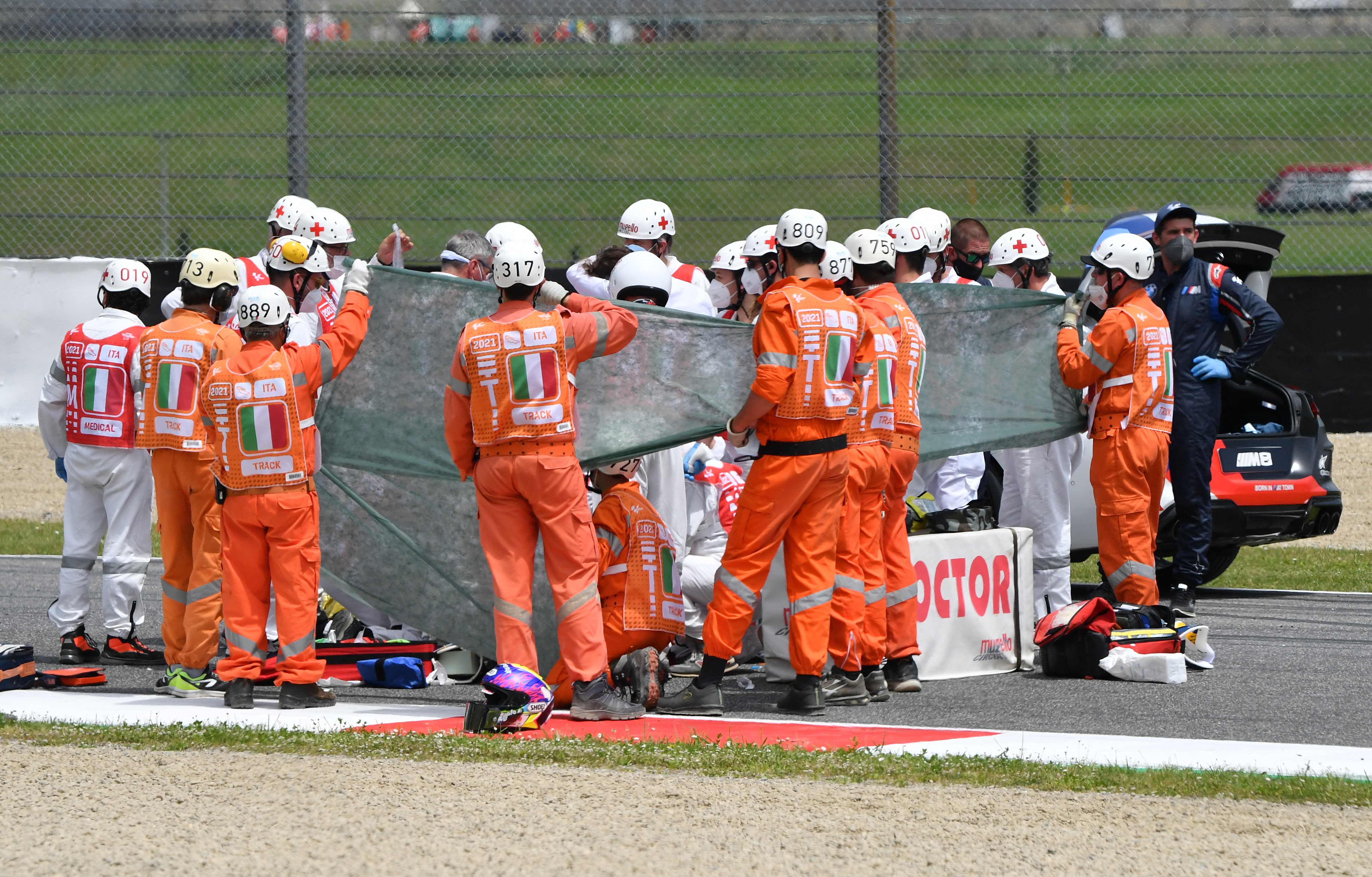 El piloto Jason Dupasquier es atendido por los paramédicos tras el accidente en Gran Premio de Mugello. (Foto Prensa Libre: AFP). 
