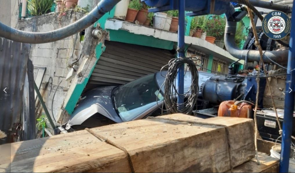 Uno de los vehículos se empotró en una vivienda, en la Calzada La Paz. (Foto Prensa Libre: Bomberos Municipales)