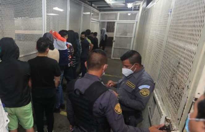 En Torre de Tribunales permanecen los capturados por violentar las medidas de bioseguridad por el covid-19. (Foto Prensa Libre: Byron García) 