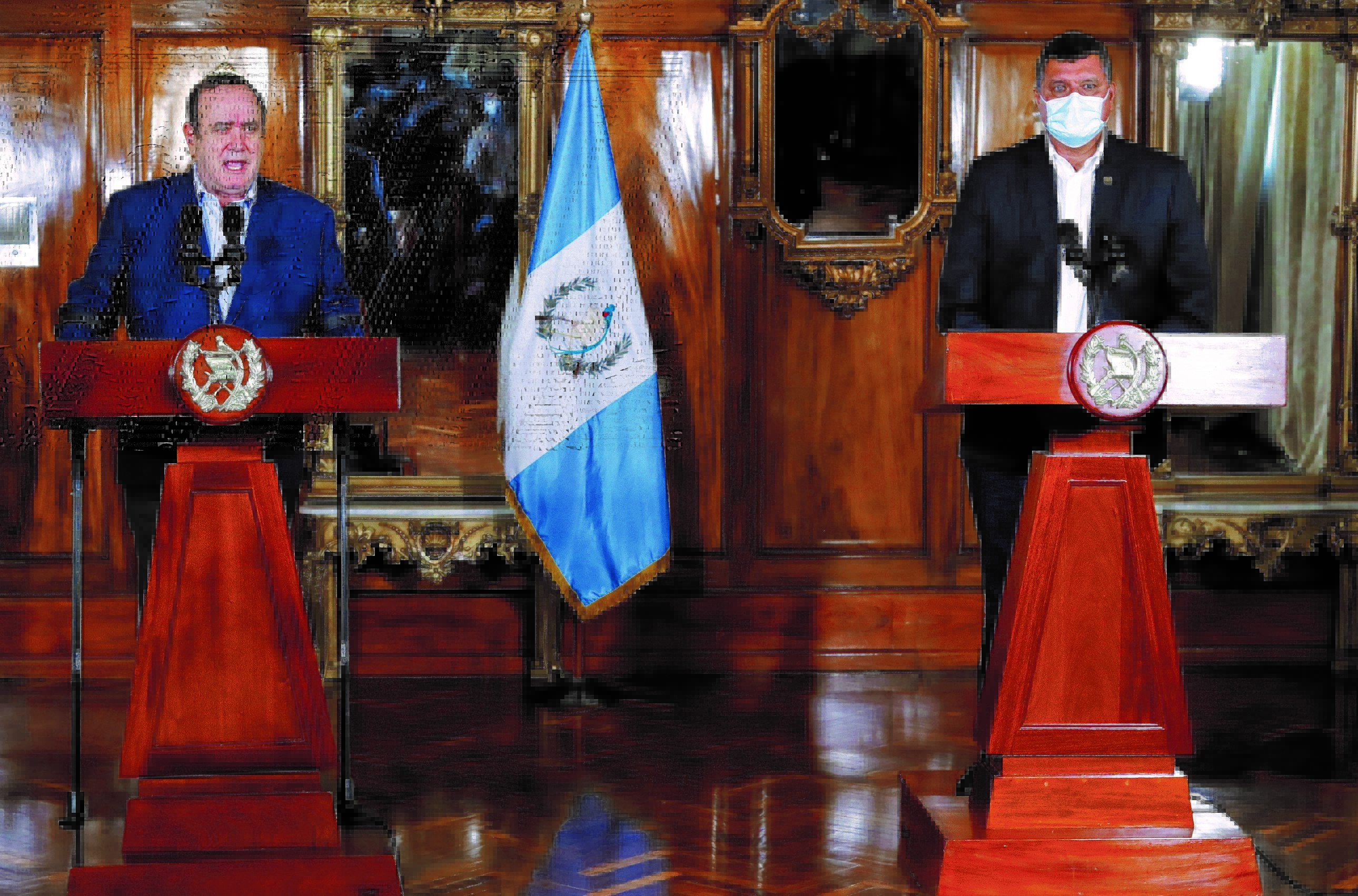 Giammattei y Castillo en una conferencia de prensa el 4 de diciembre pasado cuando parecían que se reconciliaban sus posturas, pero no fue así. (Foto Prensa Libre: Hemeroteca PL)