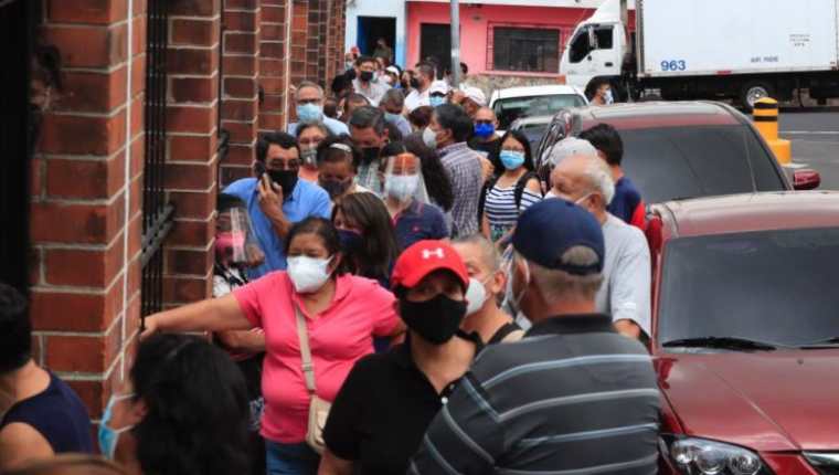 Personas esperan ser vacunadas en el Colegio de Ingenieros, en la zona 8 de la capital. (Foto Prensa Libre: Elmer Vargas)