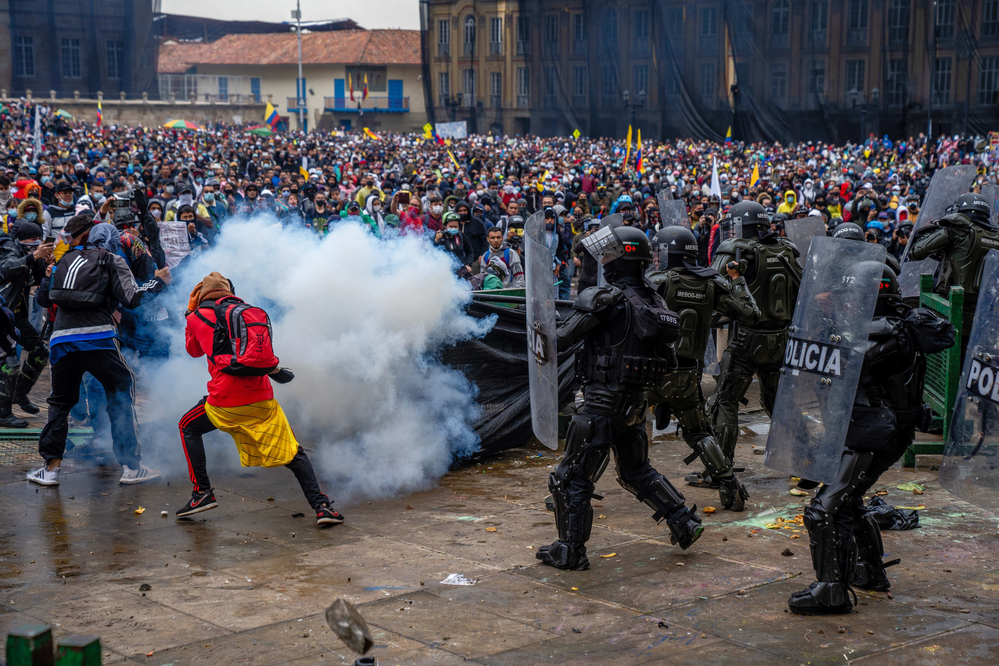 Foto de archivo muestra a Manifestantes y policías con equipo antidisturbios cuando se enfrentan en una manifestación provocada por una propuesta de reforma fiscal en Bogotá, Colombia, el 28 de abril de 2021. (Foto Prensa Libre: Federico Ríos/The New York Times)
