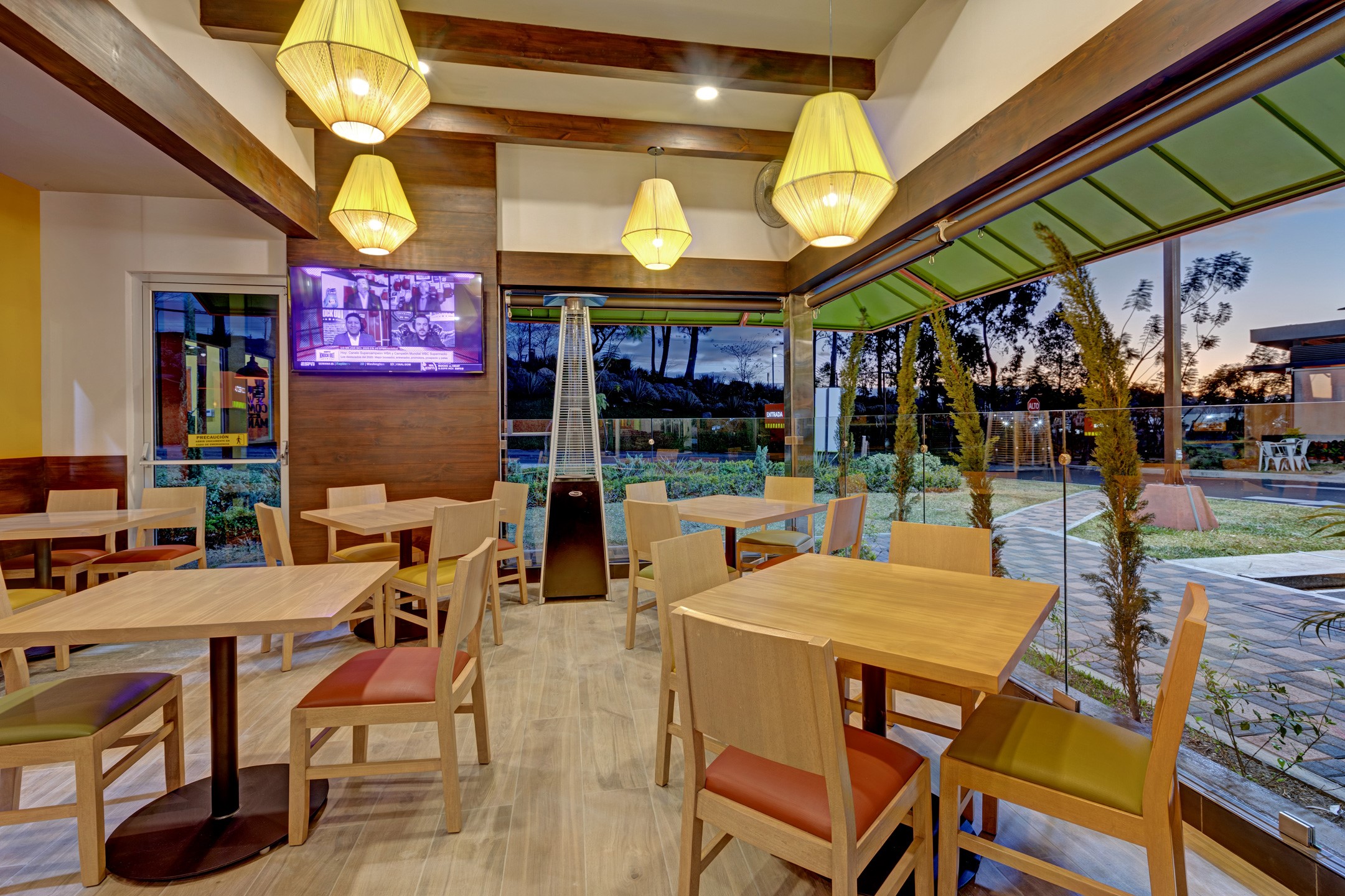 Abrir espacio de mesas al aire libre y servicio a domicilio, dos estrategias en la industria de  restaurantes. (Foto, Prensa Libre: Cortesía).