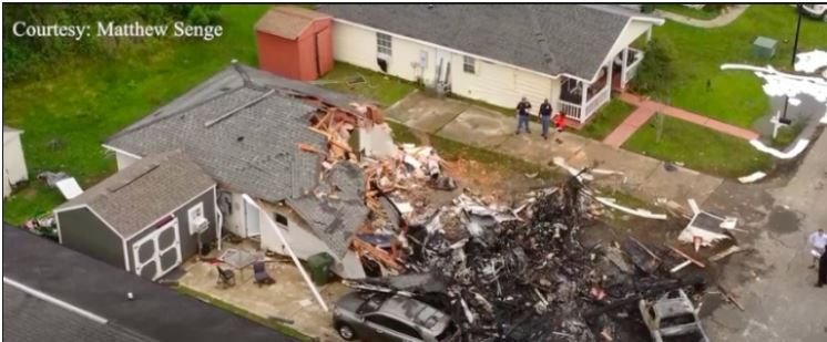 Las autoridades de Mississippi investigan el accidente de una avioneta que se estrelló en una casa. (Foto Prensa Libre: Cedida al Heraldo de México por Matthew Senge)
