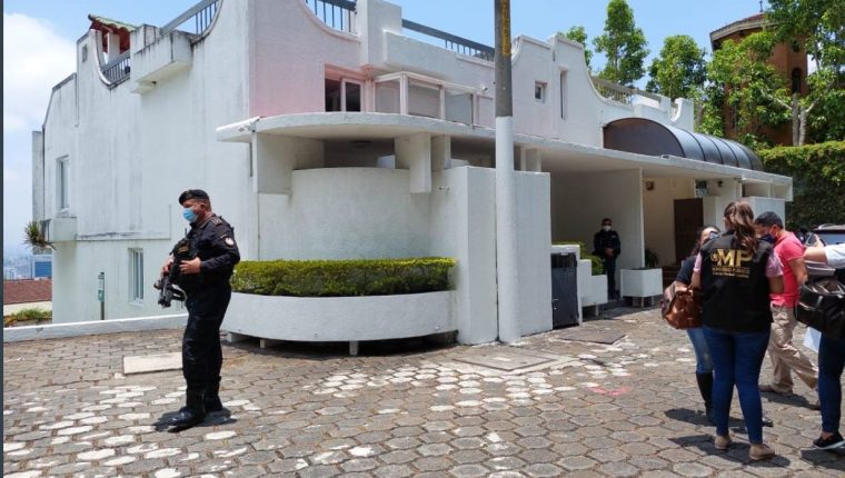 Una de las casas vinculadas con el exministro de Energía y Minas, Érick Archila, que fue inmovilizadas. (Foto Prensa Libre: MP)