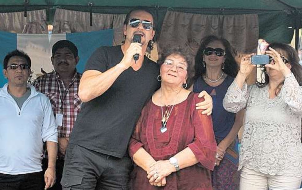 Ricardo Arjona junto a su mamá, Nohemí Morales "Doña Mimi", durante una actividad en Guatemala en diciembre de 2012. (Foto Prensa Libre: Hemeroteca PL)