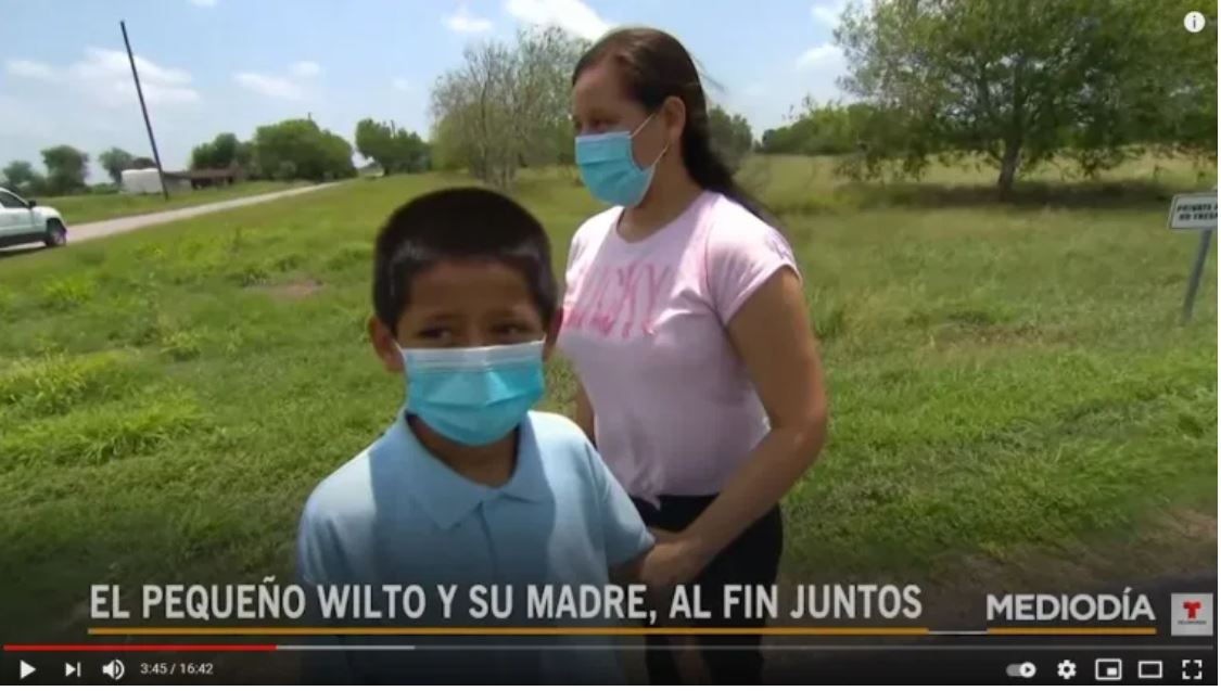 El pequeño Wilton Gutiérrez se rencontró con su mamá Meylin Obregón en Texas. (Foto Prensa Libre: Captura de Pantalla de YouTube de Telemundo) 