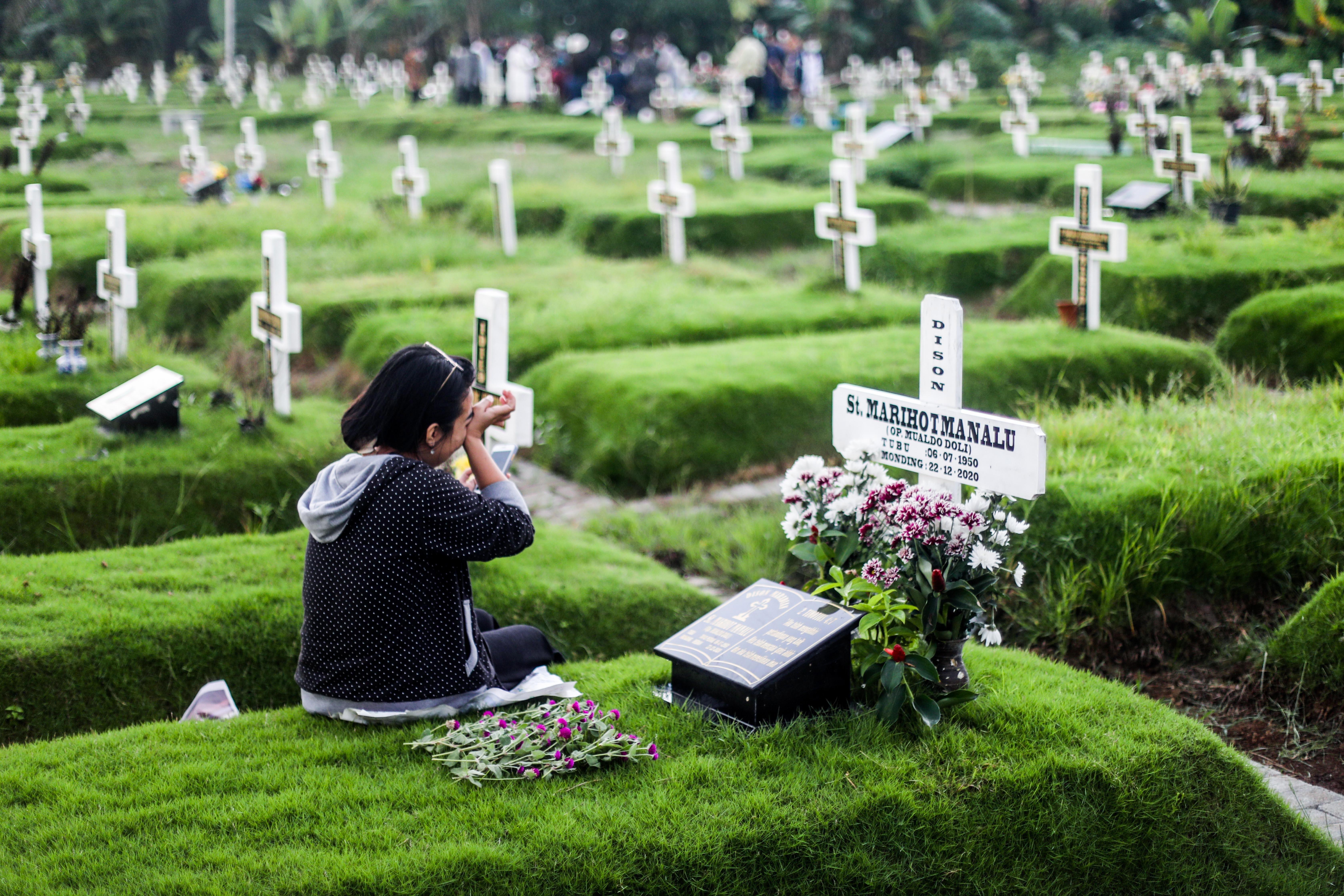 El mal manejo mundial de la pandemia y darle la espalda a la evidencia científica serían indicios de un menor margen en el "Reloj del Apocalipsis". (Foto Prensa Libre: EFE)