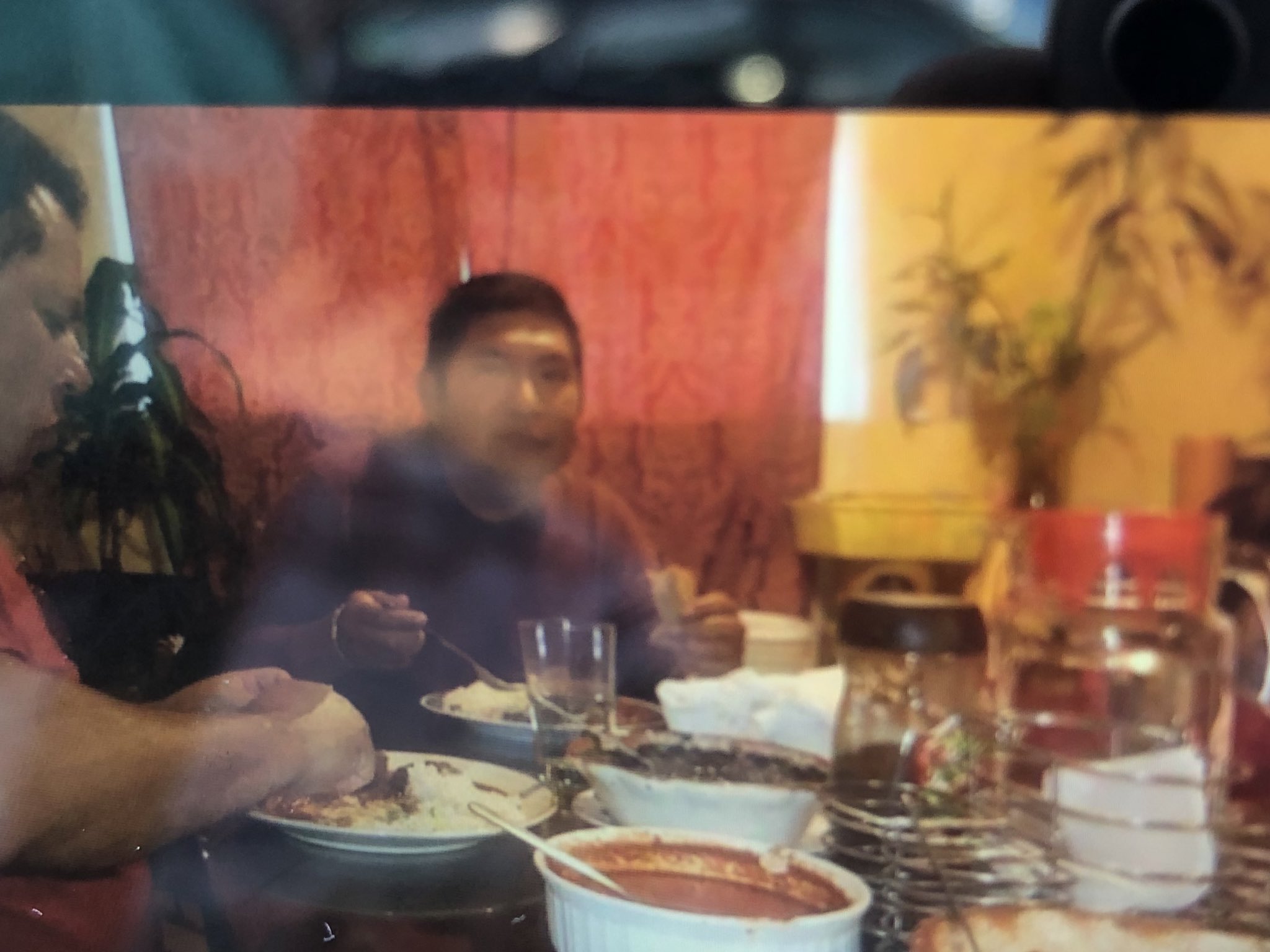 Un sobrino de Cristian López (centro) muestra una foto de su tío por medio de un teléfono celular. (Foto: @albertopradilla/Twitter)