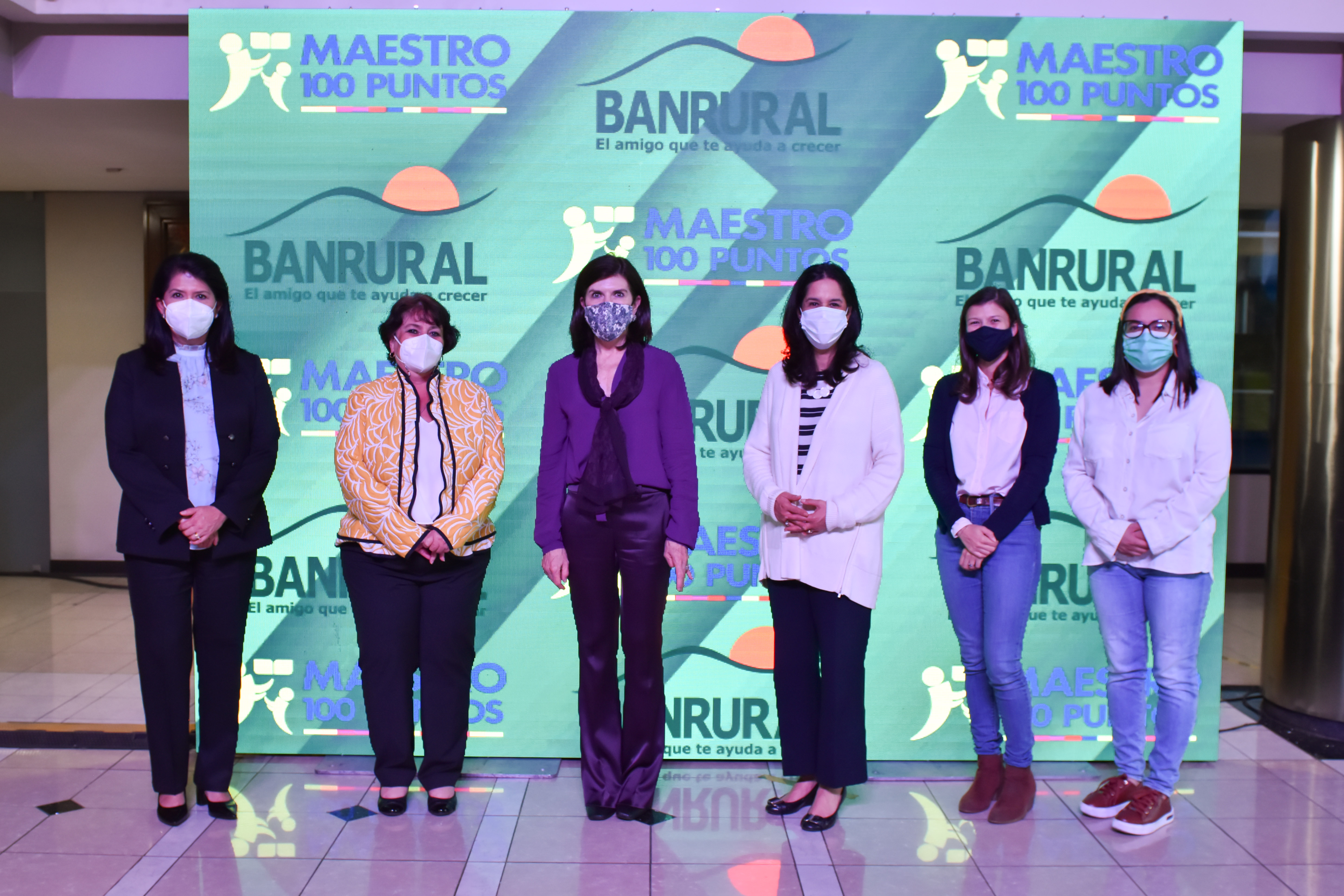 Banrural sigue con el apoyo para reconocer a los maestros que se destacan en sus labores. Foto Prensa Libre: Cortesía.