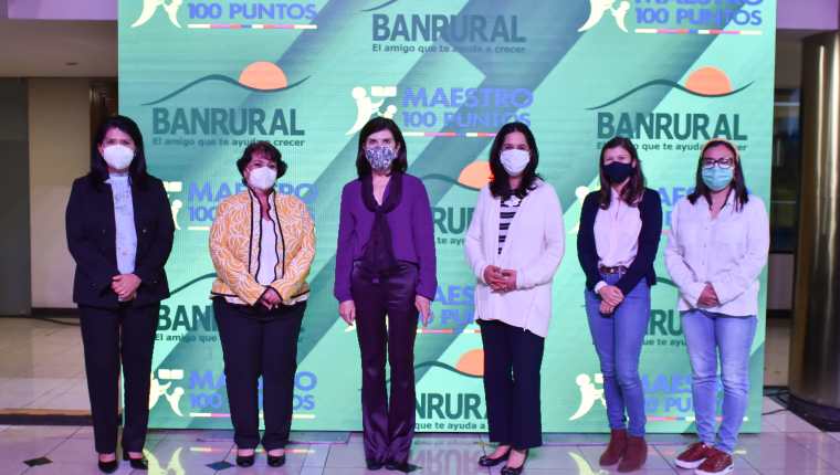 Banrural sigue con el apoyo para reconocer a los maestros que se destacan en sus labores. Foto Prensa Libre: Cortesía.