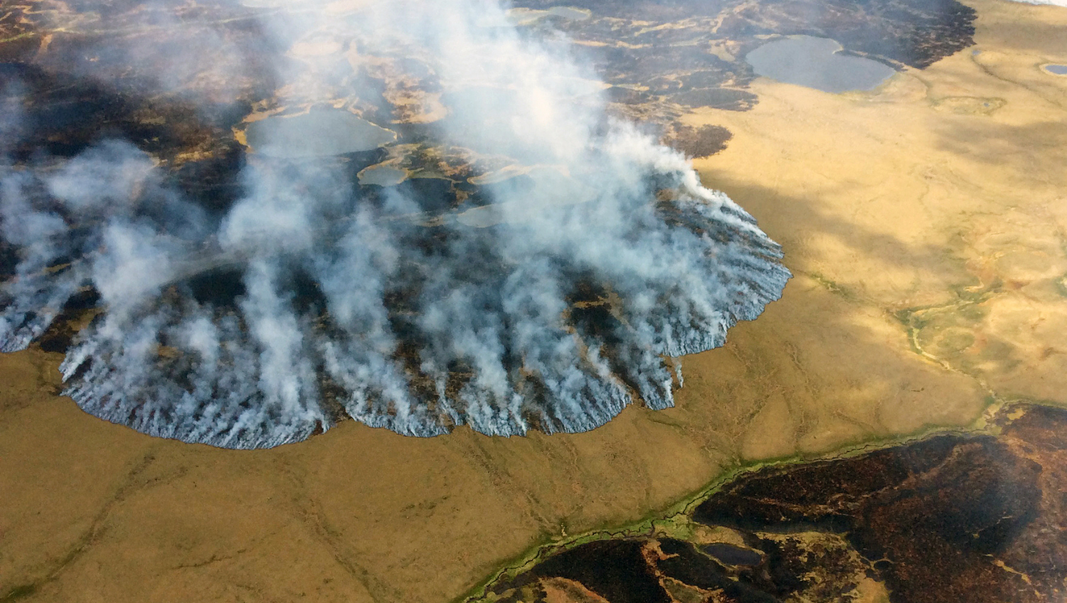 El incendio de Bogus Creek en el Refugio Nacional de Vida Silvestre Delta del Yukón en Alaska, un estado donde la enorme mayoría de las emisiones de carbono procedentes de los incendios provienen del suelo que se quema. (Foto Prensa Libre: Matt Snyder/Departamento de Silvicultura de Alaska vía The New York Times)