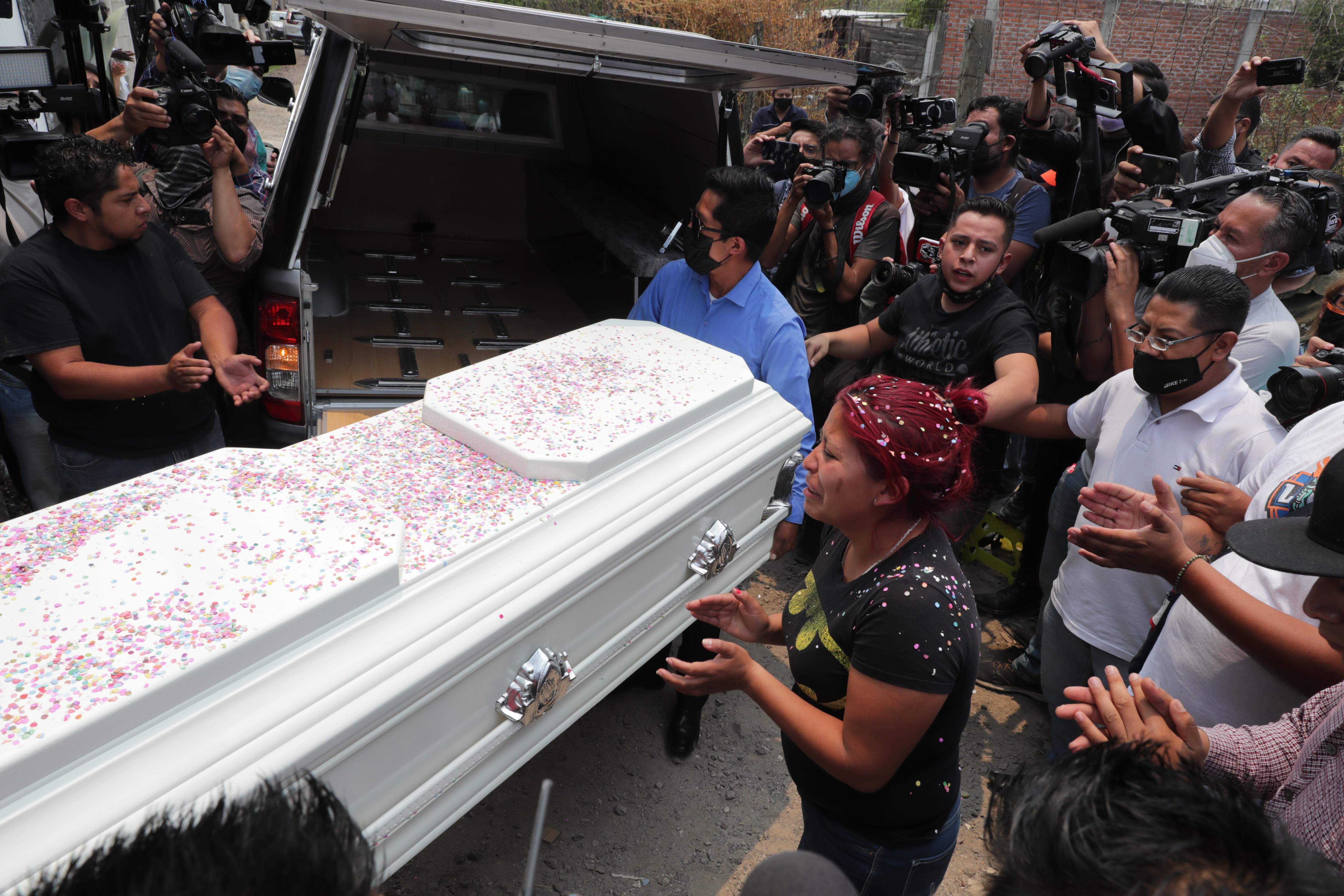 Marisol Tapia, mamá del niño Brandon Giovanny, quien murió en el colapso de la Línea 12 del Metro, llora junto al ataúd de su pequeño hijo en su humilde casa de Ciudad de México. (Foto Prensa Libre: EFE)