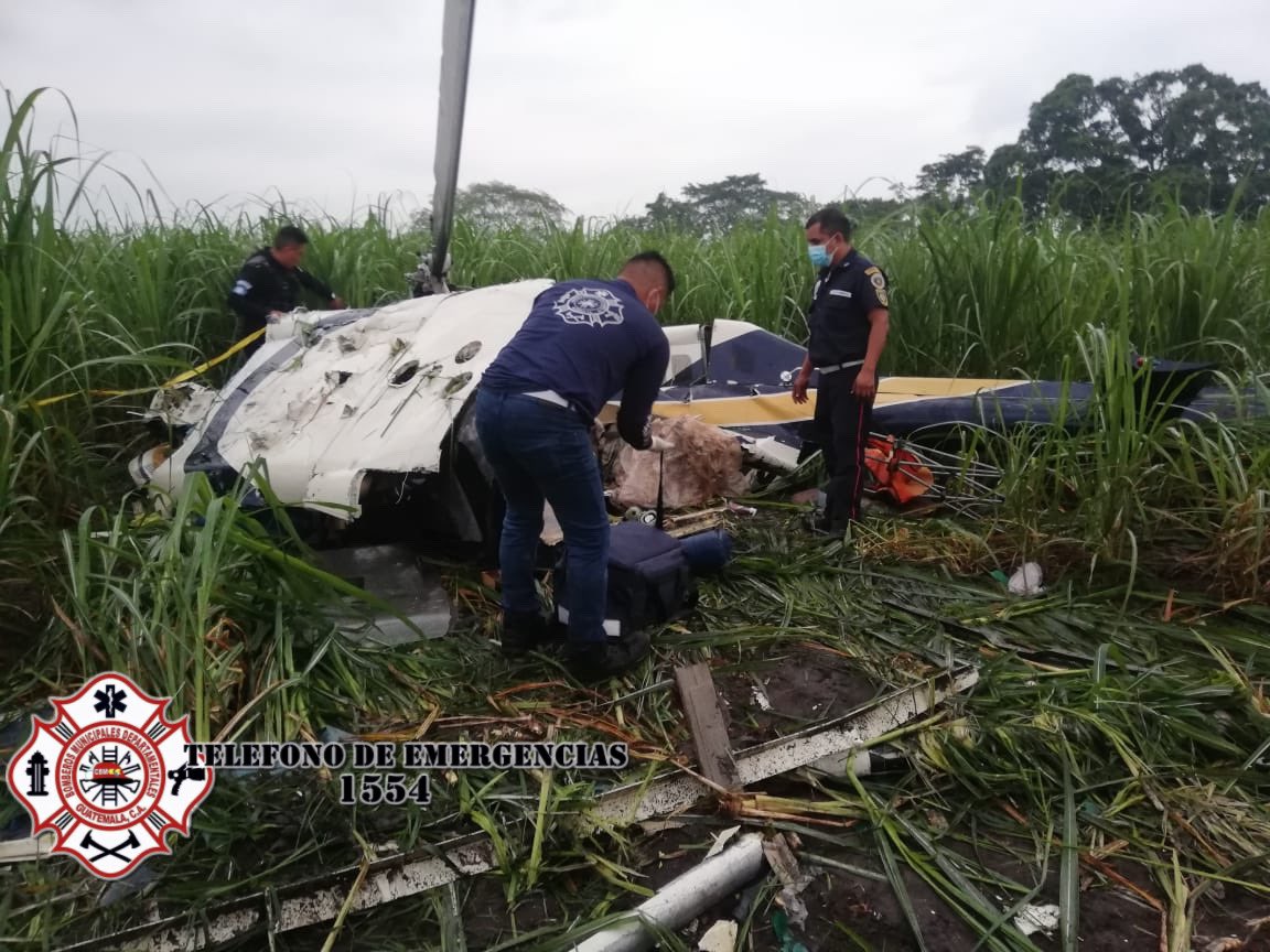 Cuatro personas fallecieron y una mujer resultó herida en un accidente en helicóptero sobre la ruta a Tiquisate, Escuintla. (Foto Prensa Libre: Bomberos Municipales Departamentales)