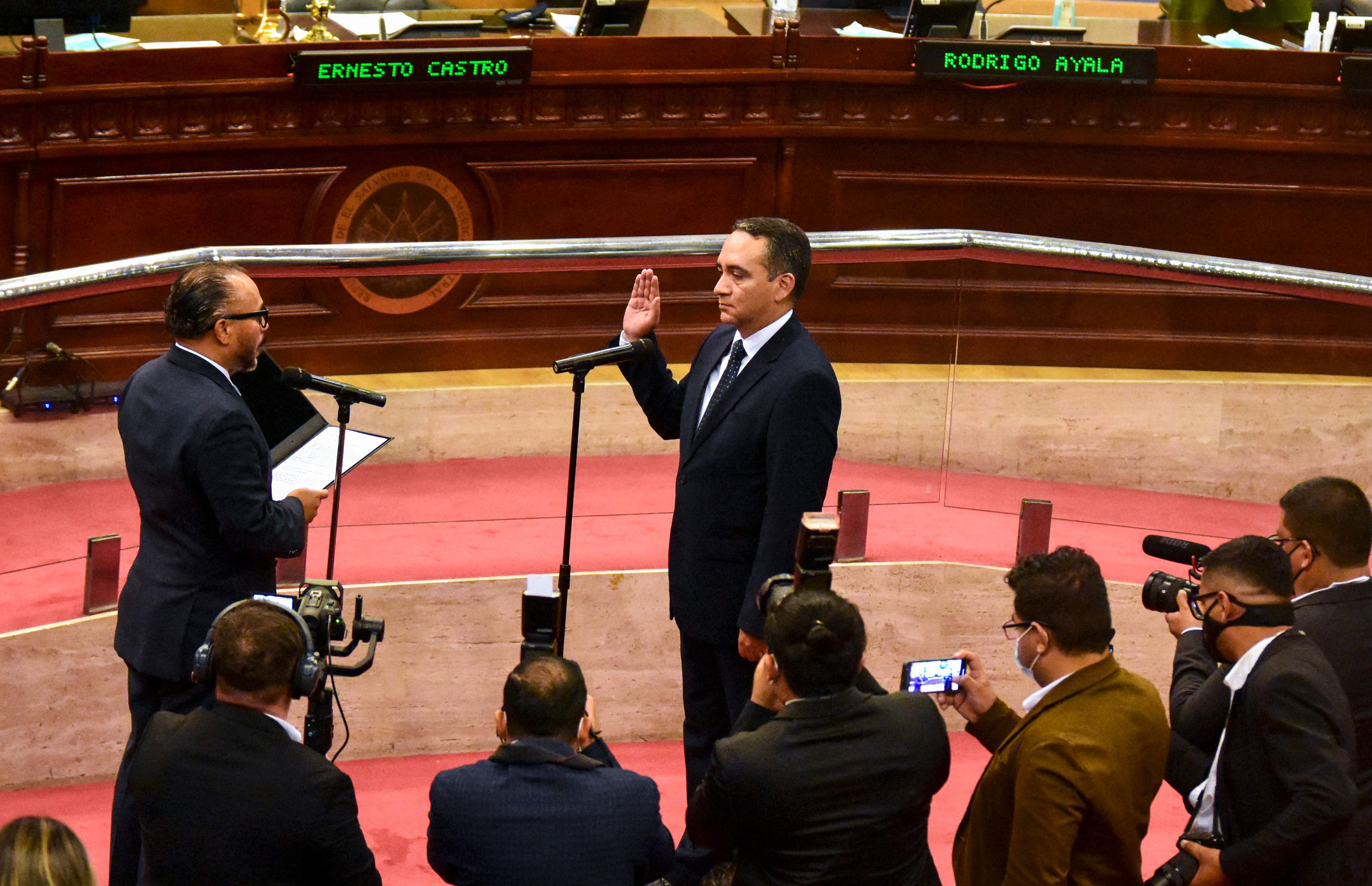 Rodolfo Delgado es juramentado en la Asamblea Nacional como nuevo fiscal general. (Foto Prensa Libre:  AFP)